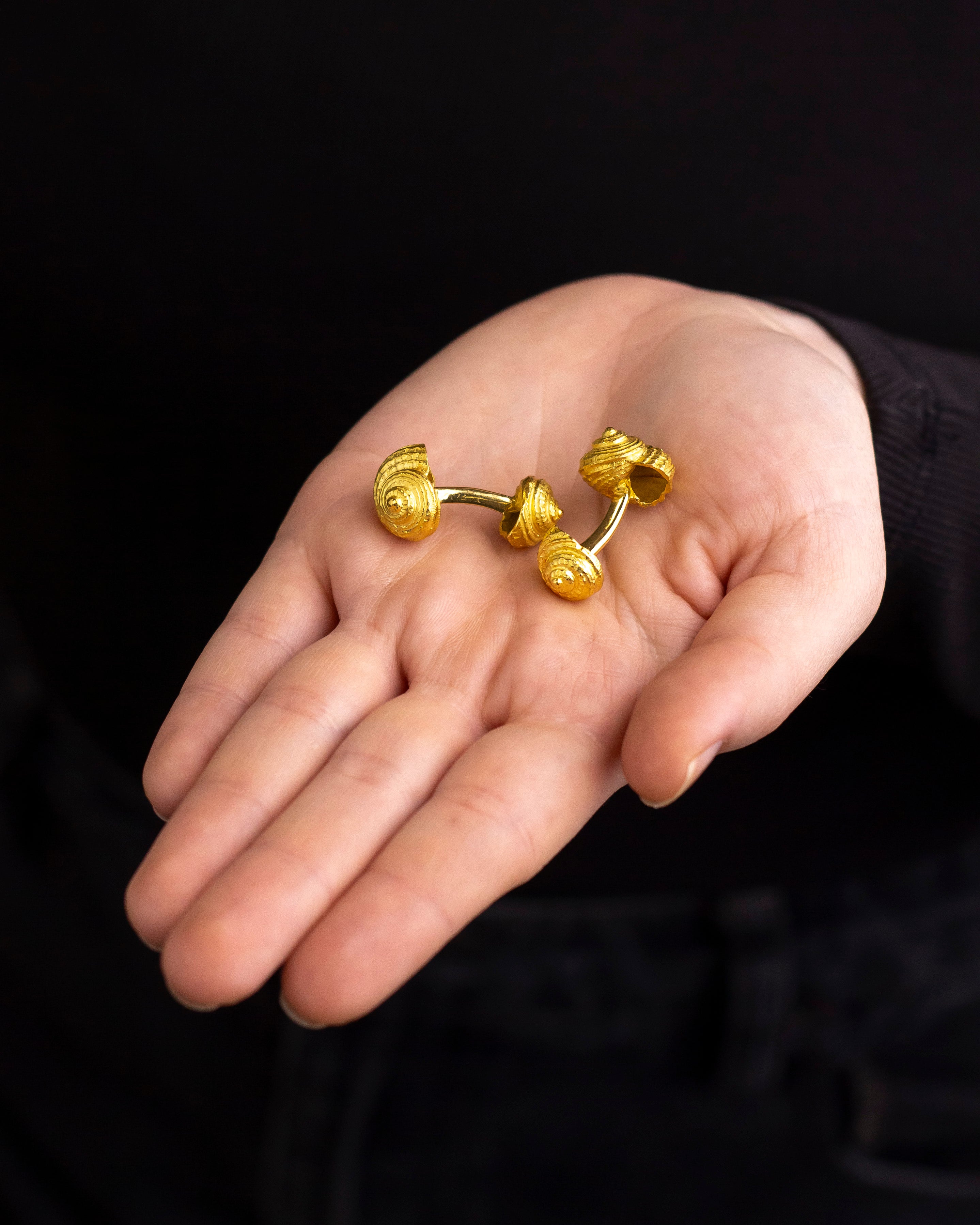 Georges L'Enfant Shell Cufflinks in 18kt Gold