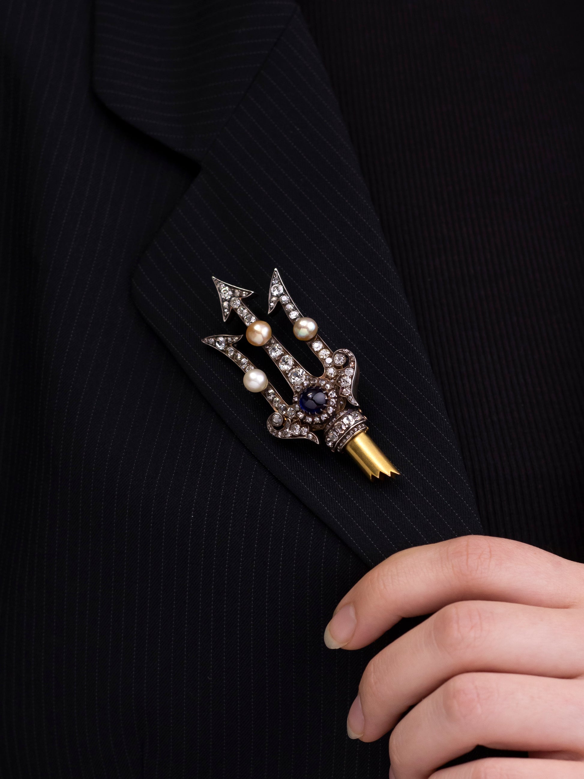 Broche trident antique en perle, diamant et saphir