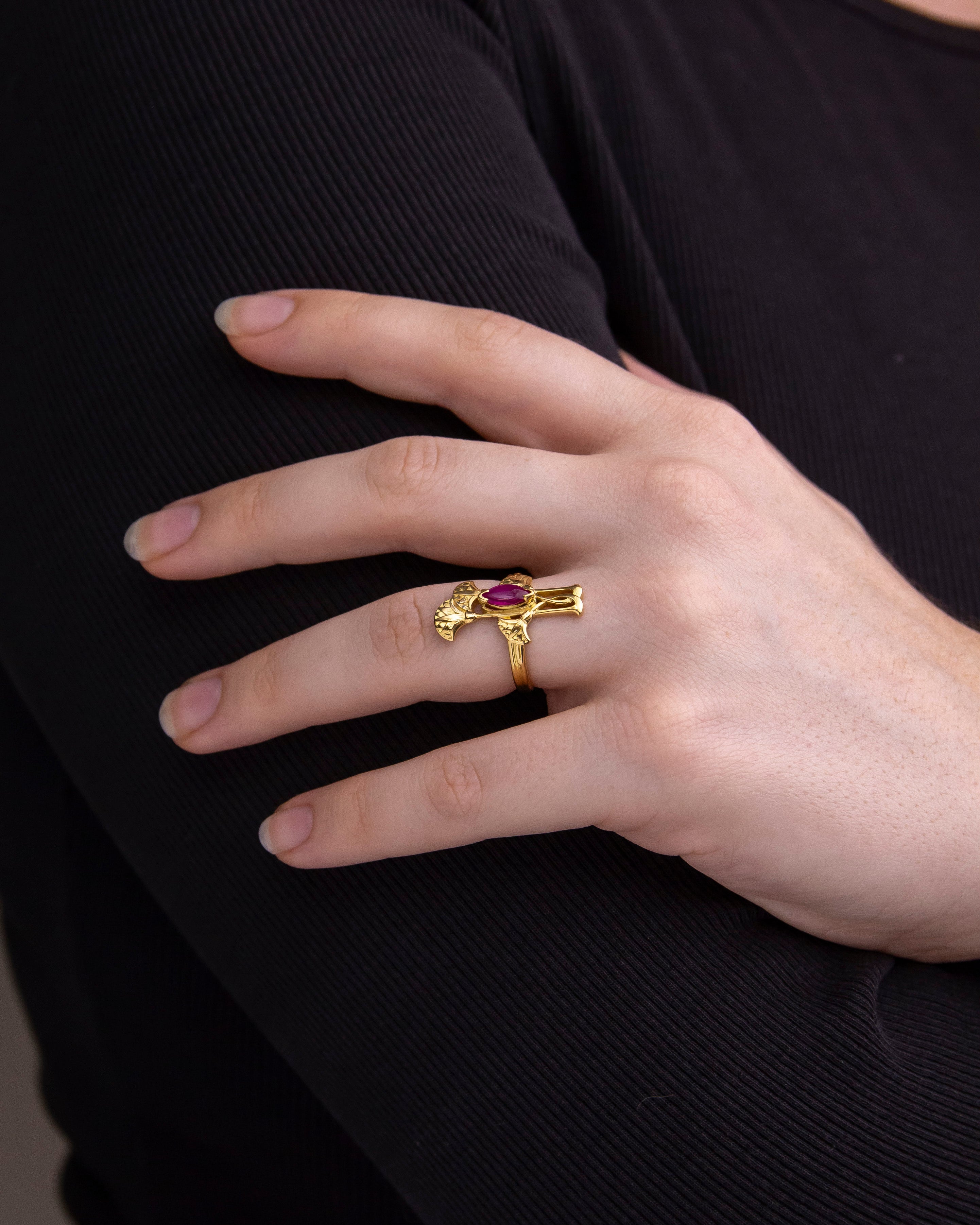 Bague « Papyrus » Art Nouveau en or jaune 18 carats et rubis, signée Victor Gereard