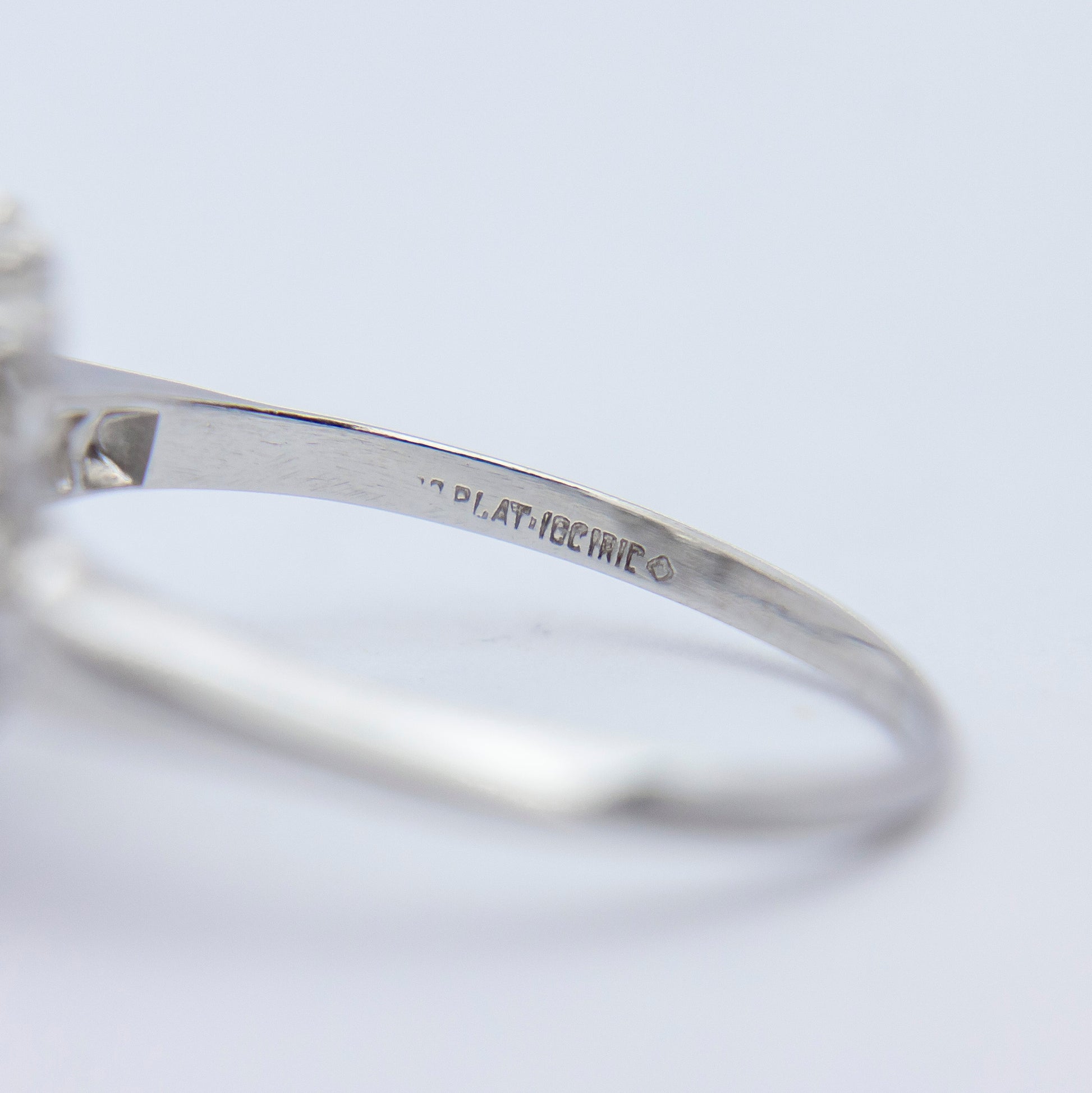 Bague Art Déco en platine et diamants