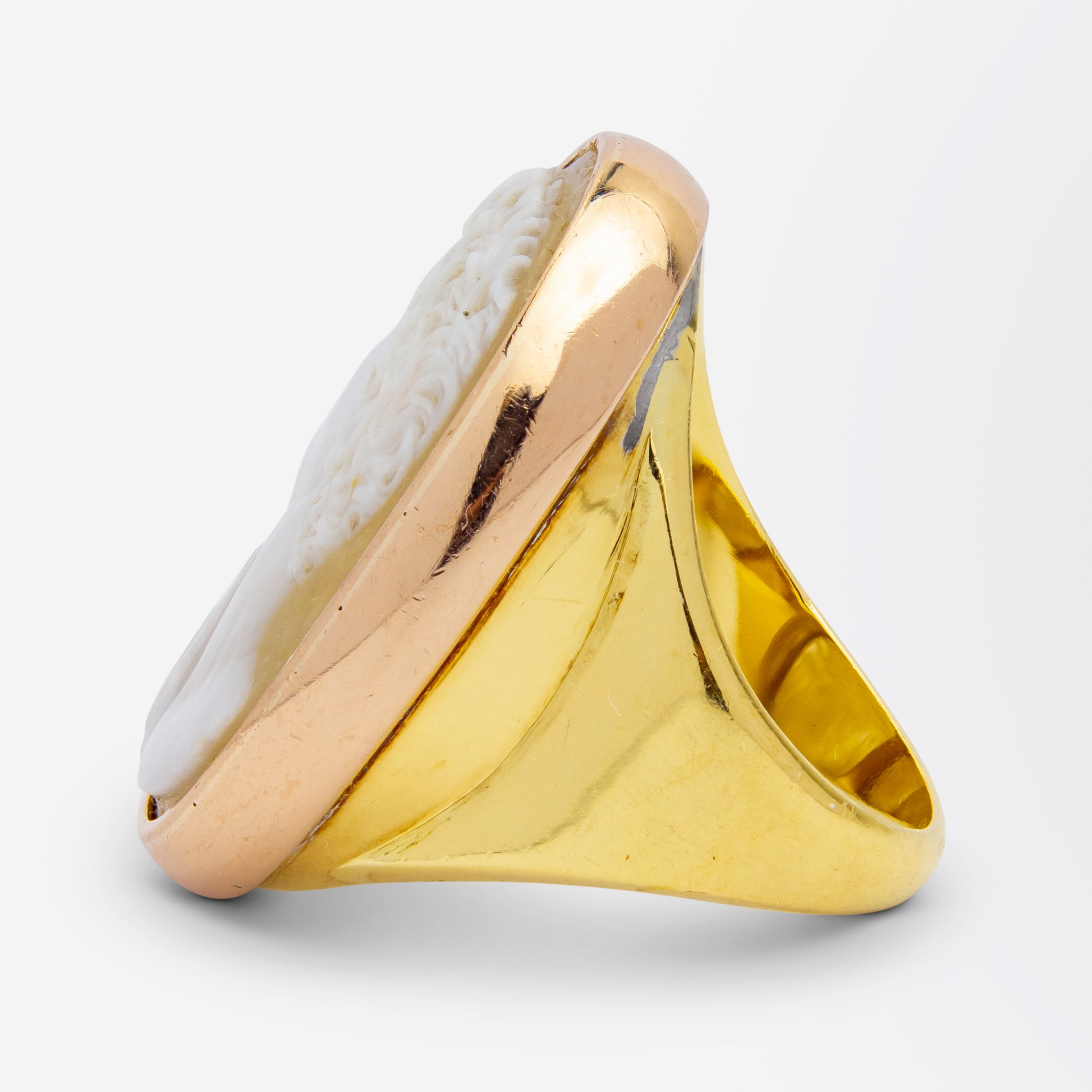 Bague camée en pierre dure ancienne