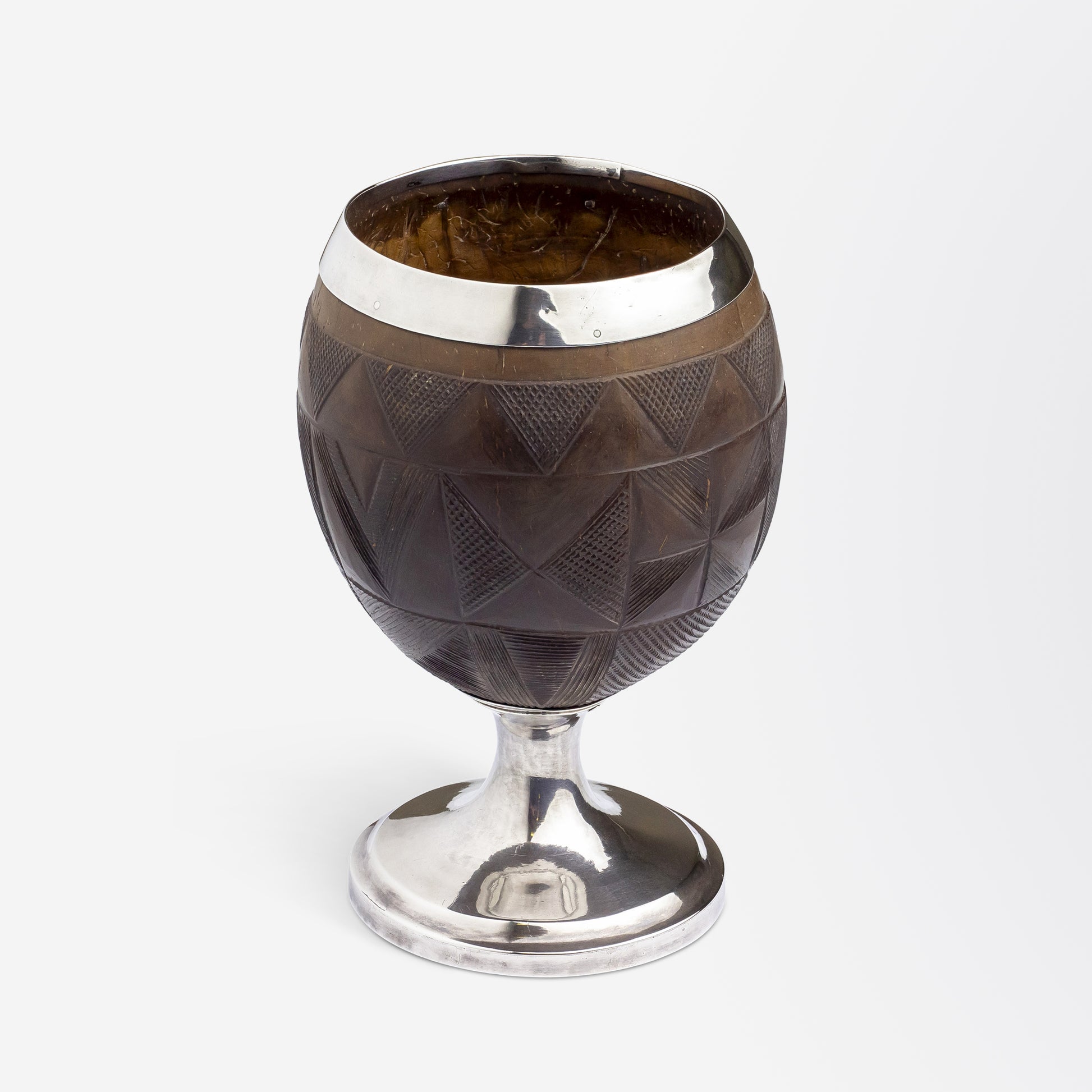 Noix de coco sculptée avec montures en argent massif, attribuée à Horace Woodward &amp; Co.