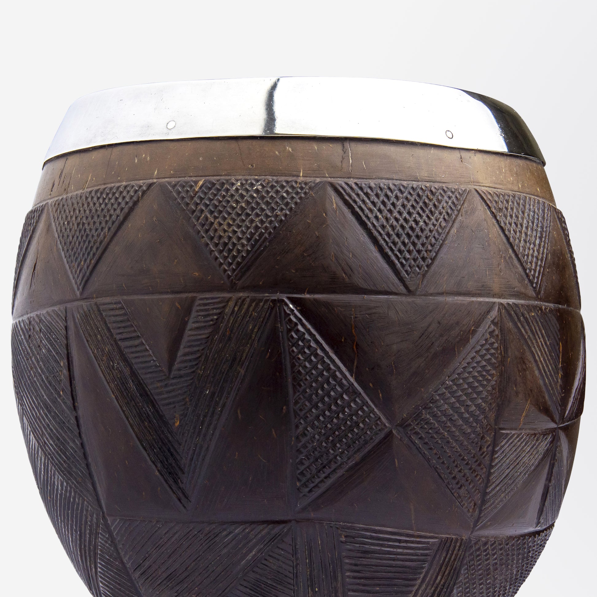 Noix de coco sculptée avec montures en argent massif, attribuée à Horace Woodward &amp; Co.