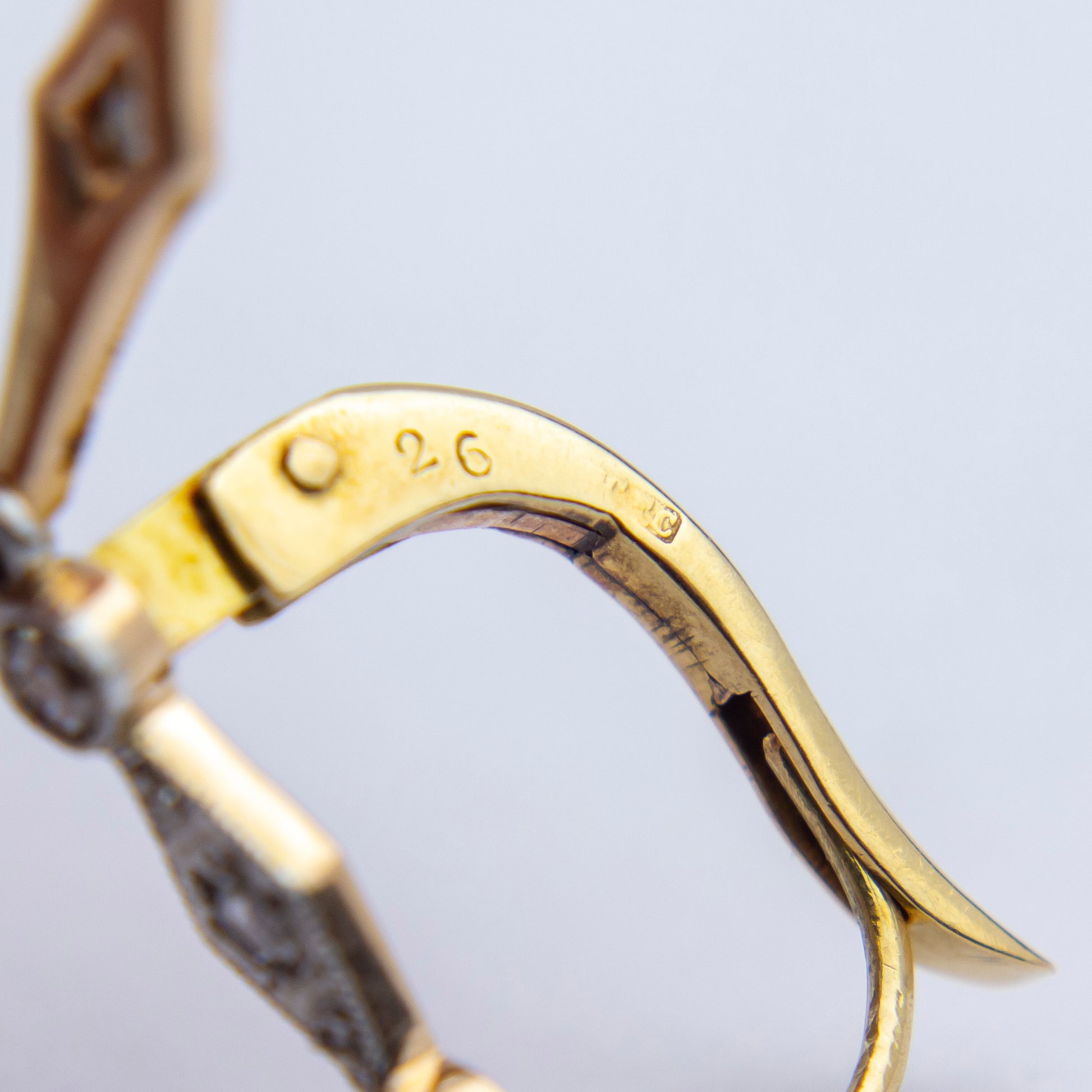 Boucles d'oreilles pendantes Art Déco en or 18 carats serties de diamants