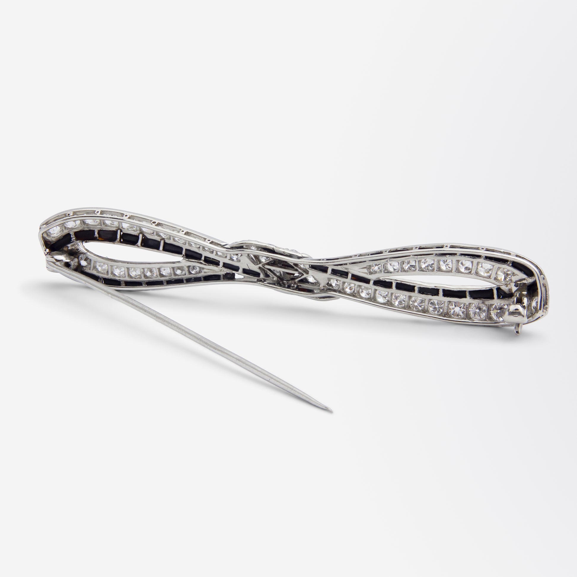 Broche nœud Art Déco en platine, onyx et diamants