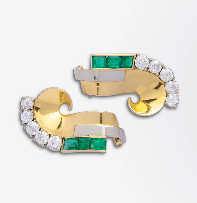 Paire de pinces à robe Art Déco françaises en émeraudes et diamants, probablement de Boucheron