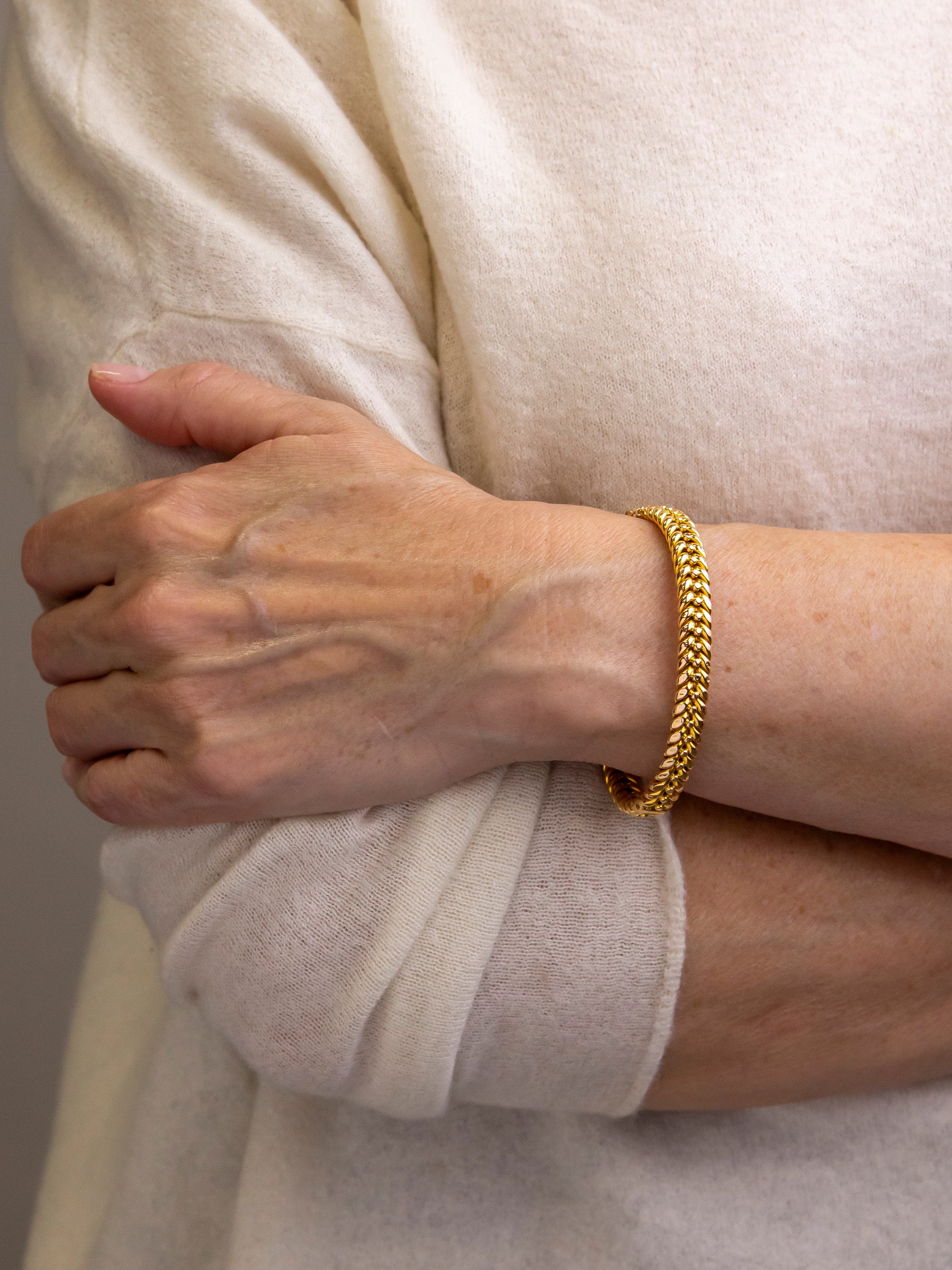 Antique 15kt Yellow Gold 'Illusion' Bangle