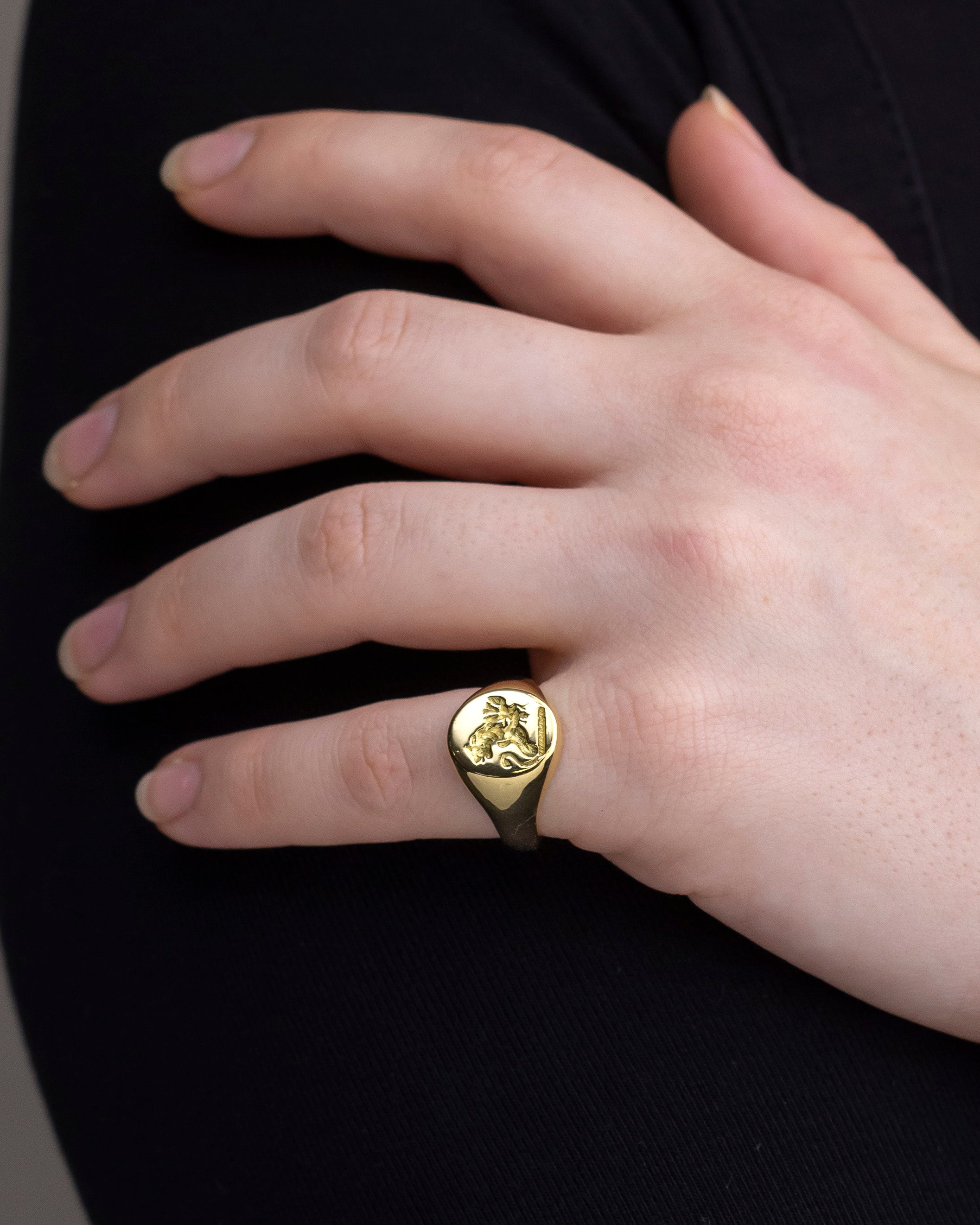 English 18kt Yellow Gold Signet Ring
