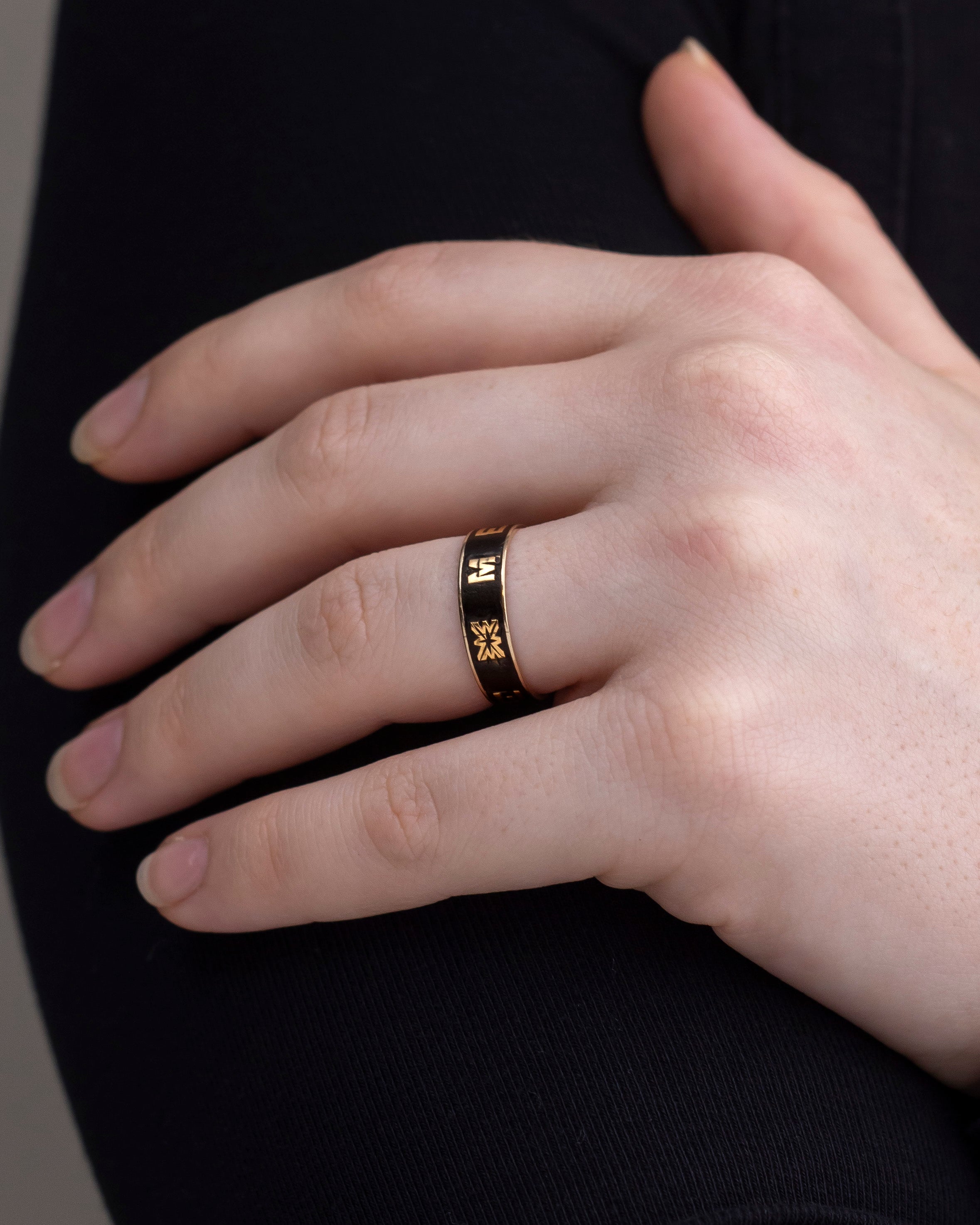 9kt Gold and Black Enamel 'MEMORIE' Mourning Ring