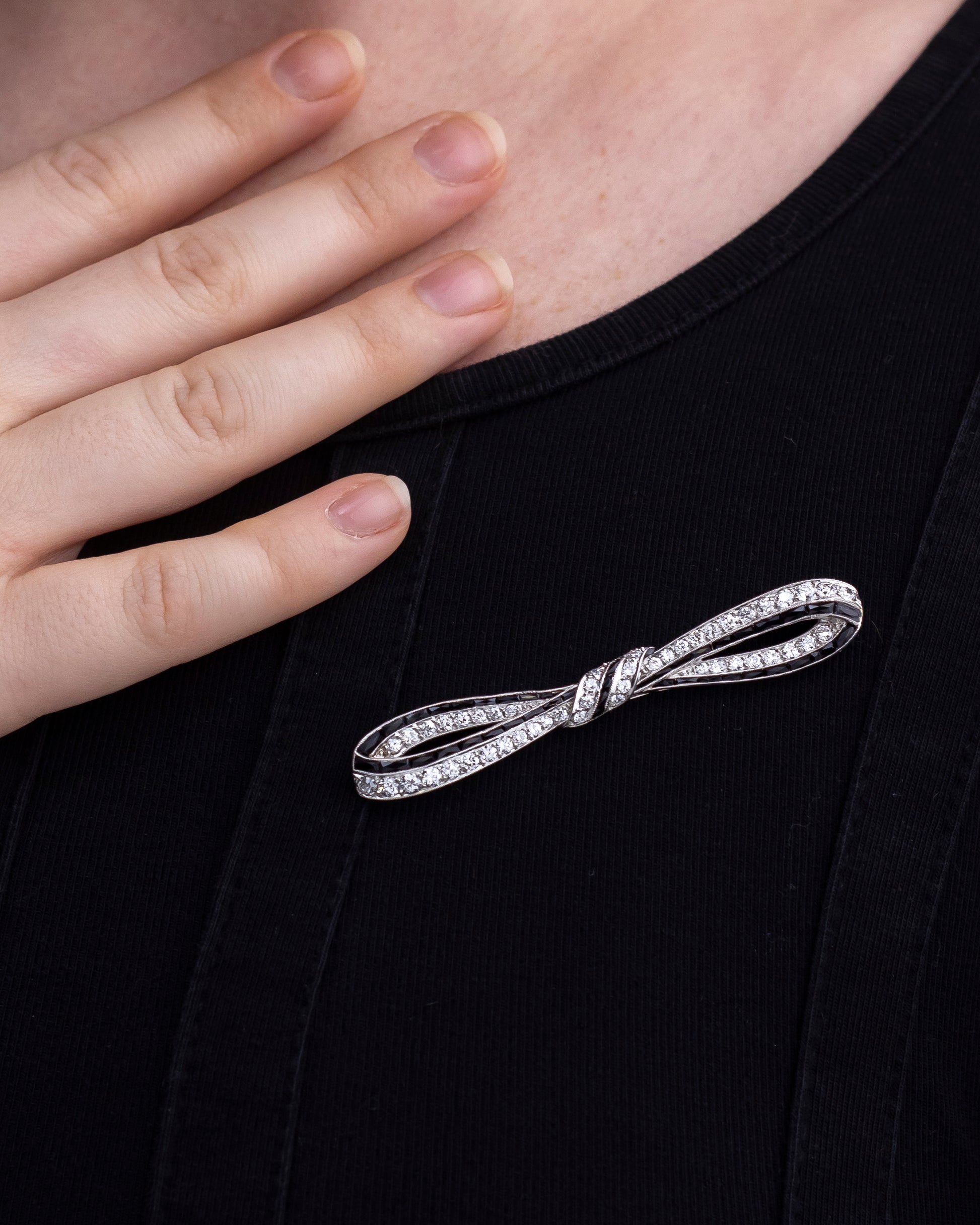 Broche nœud Art Déco en platine, onyx et diamants