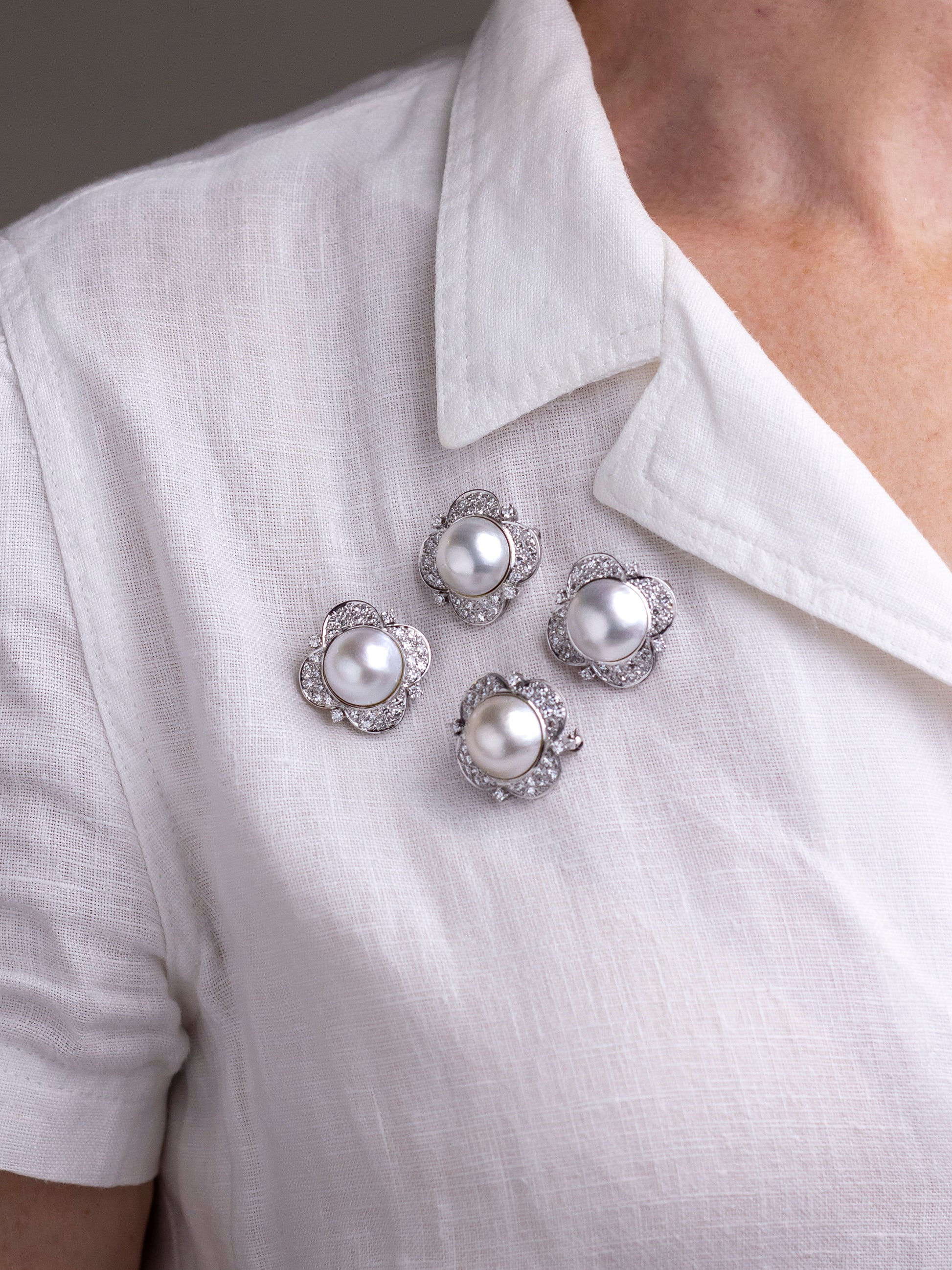 Ensemble de broches Mabe en perles et diamants et or blanc