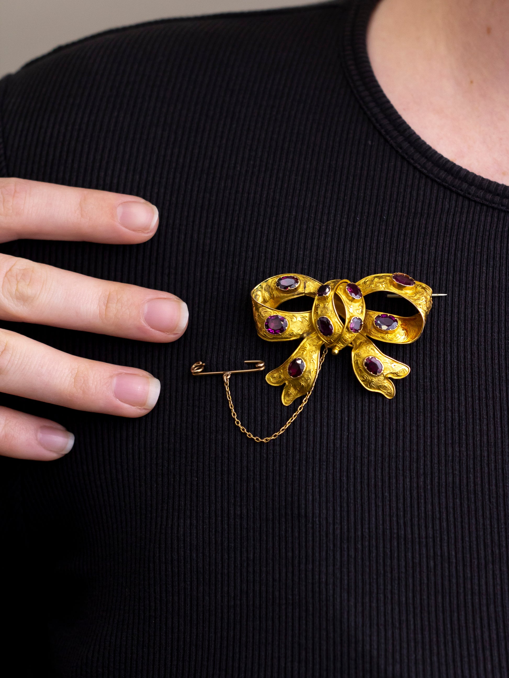 Broche nœud papillon en or et grenat de style colonial australien