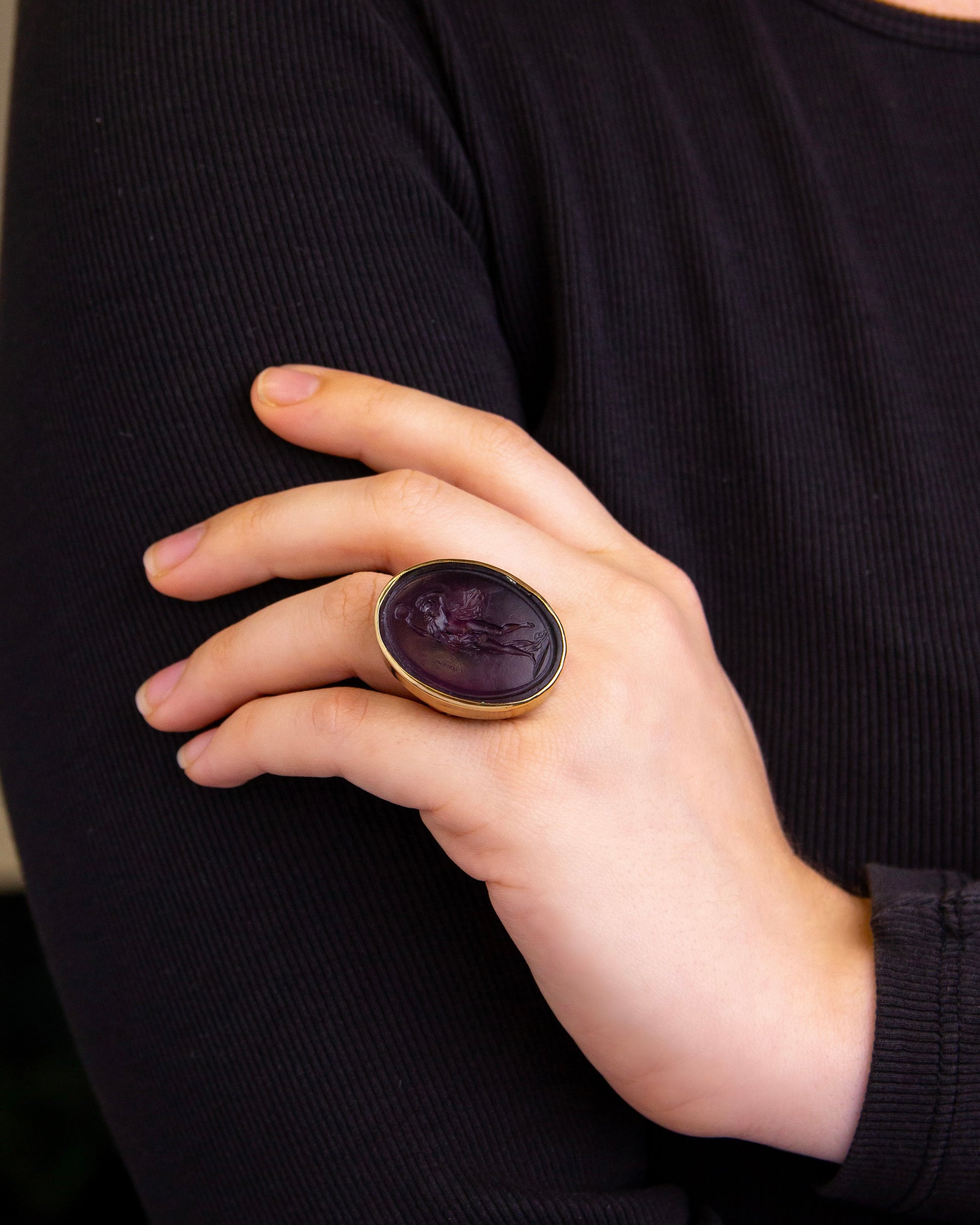 Bague en verre intaille du XVIIIe siècle et or jaune 9 carats