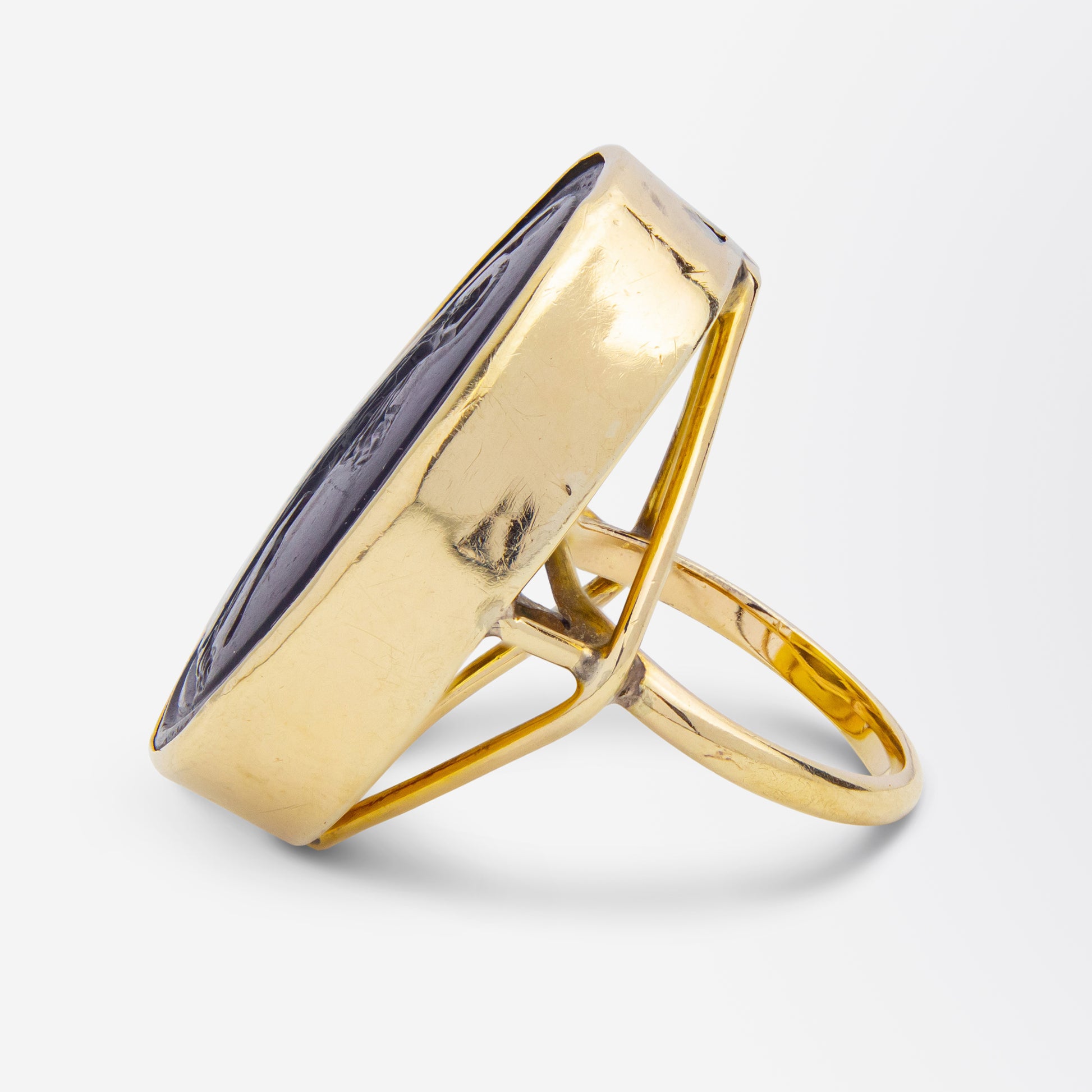 Bague en verre intaille du XVIIIe siècle et or jaune 9 carats