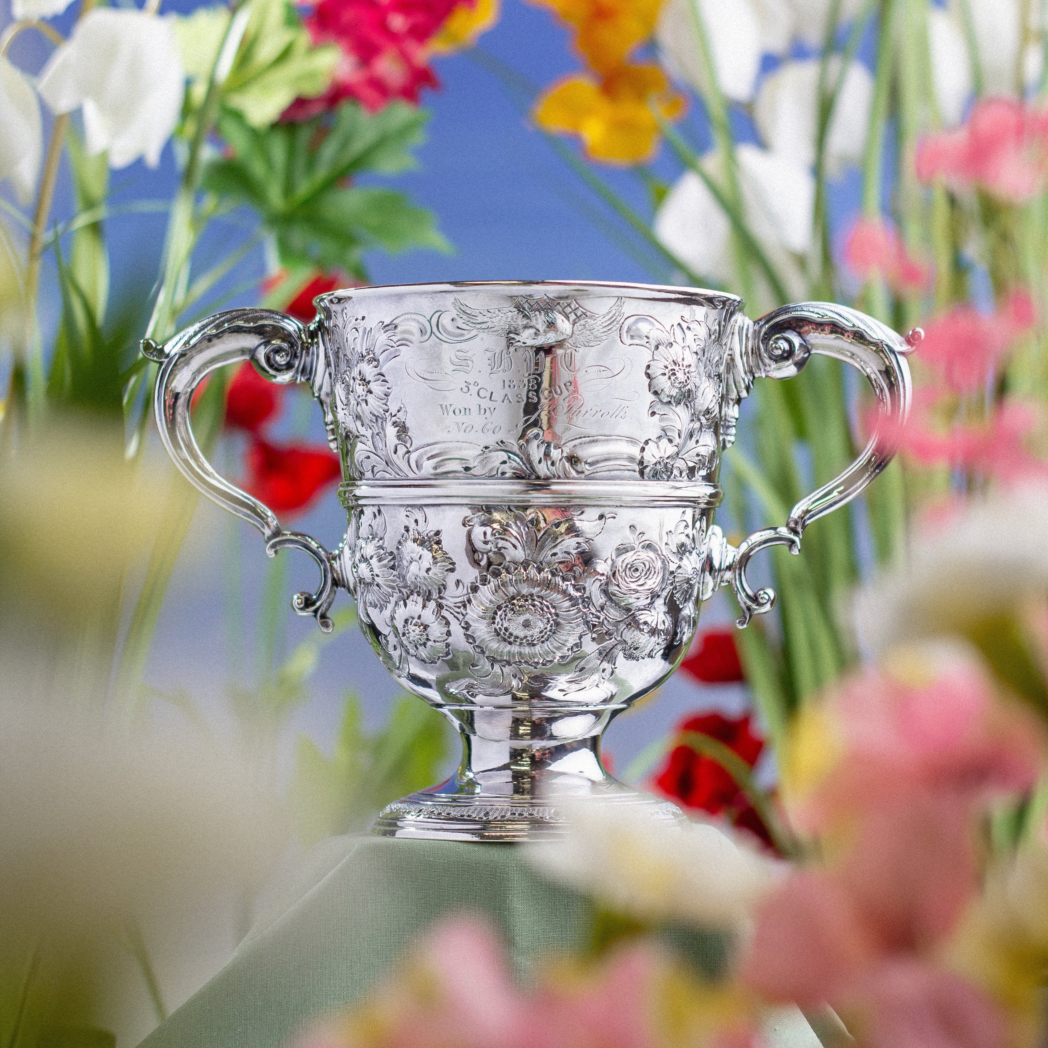 Coupe trophée irlandaise en argent repoussé du XIXe siècle