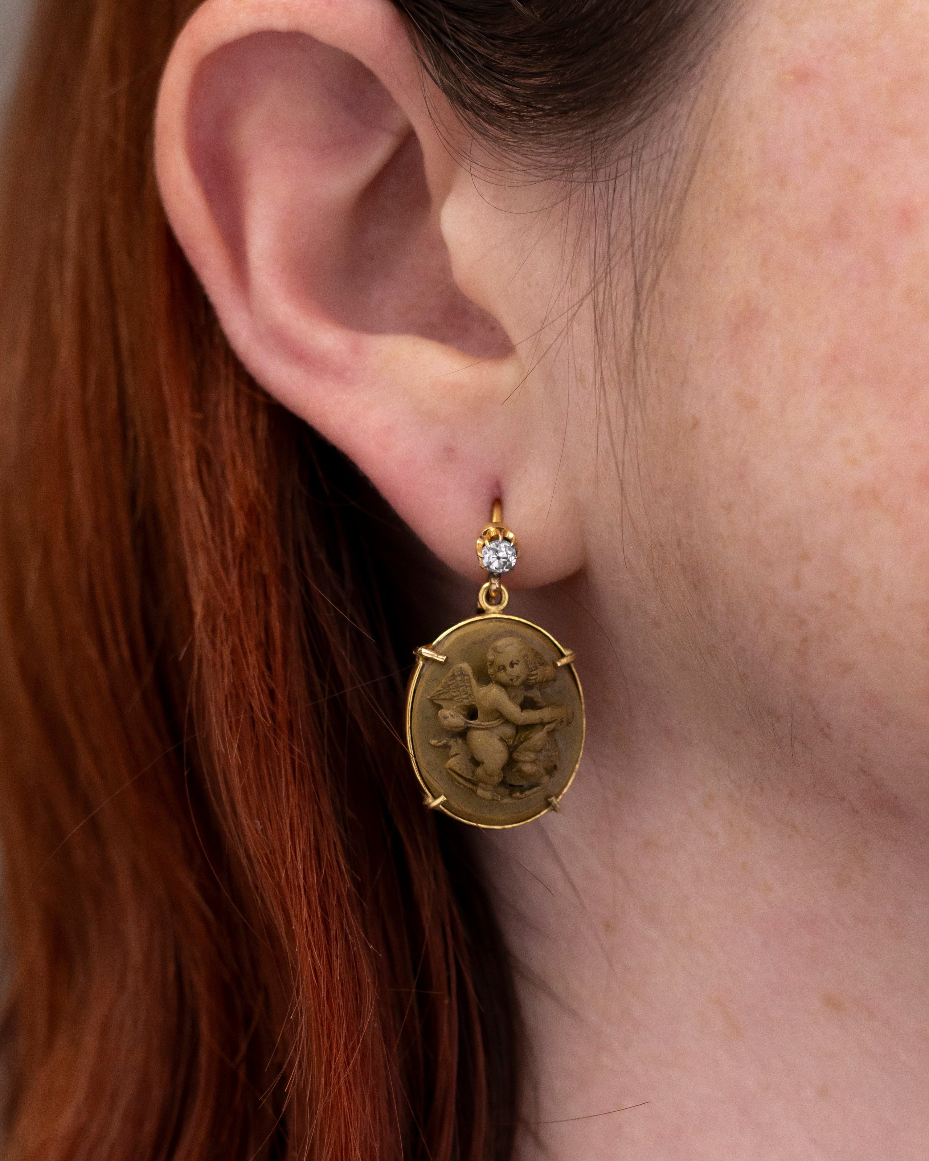 Boucles d'oreilles pendantes en camée de lave sculpté et diamants