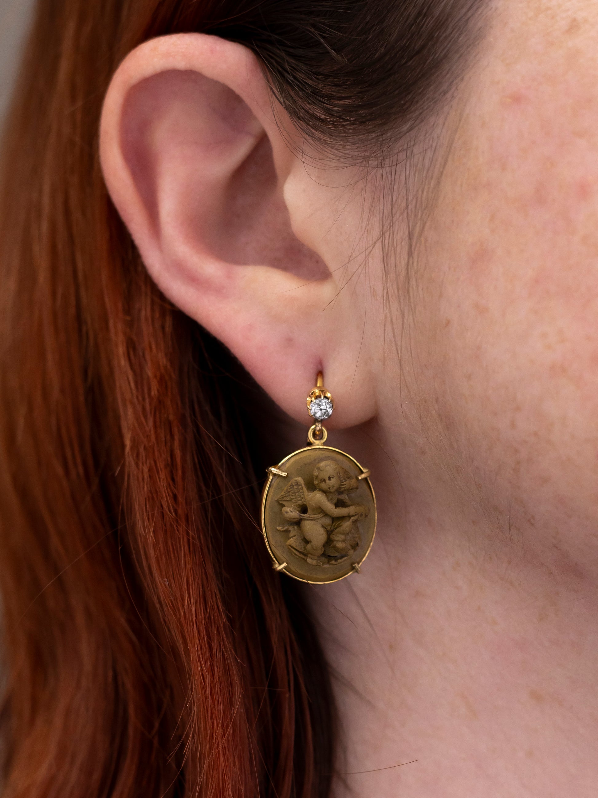 Boucles d'oreilles pendantes en camée de lave sculpté et diamants