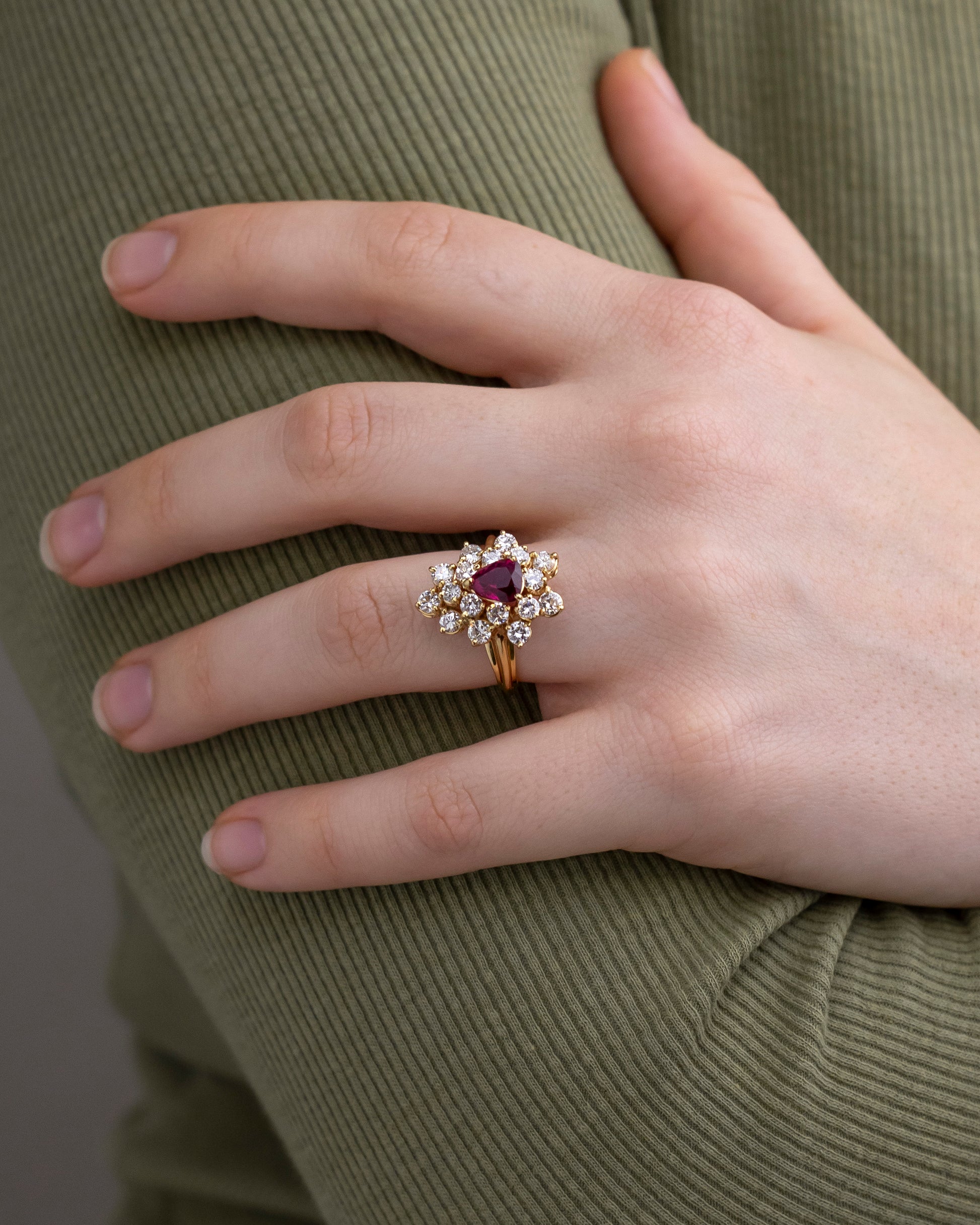 Bague milieu du siècle en rubis et diamants sertis de diamants