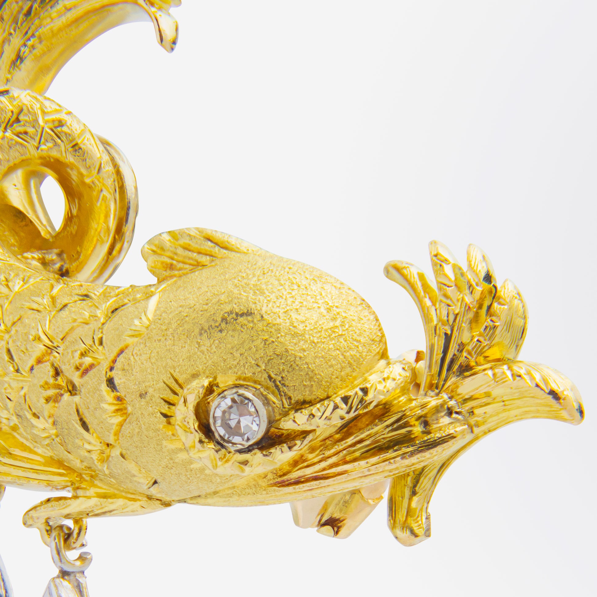 Clips d'oreilles « dauphin » en or jaune 18 carats avec diamants