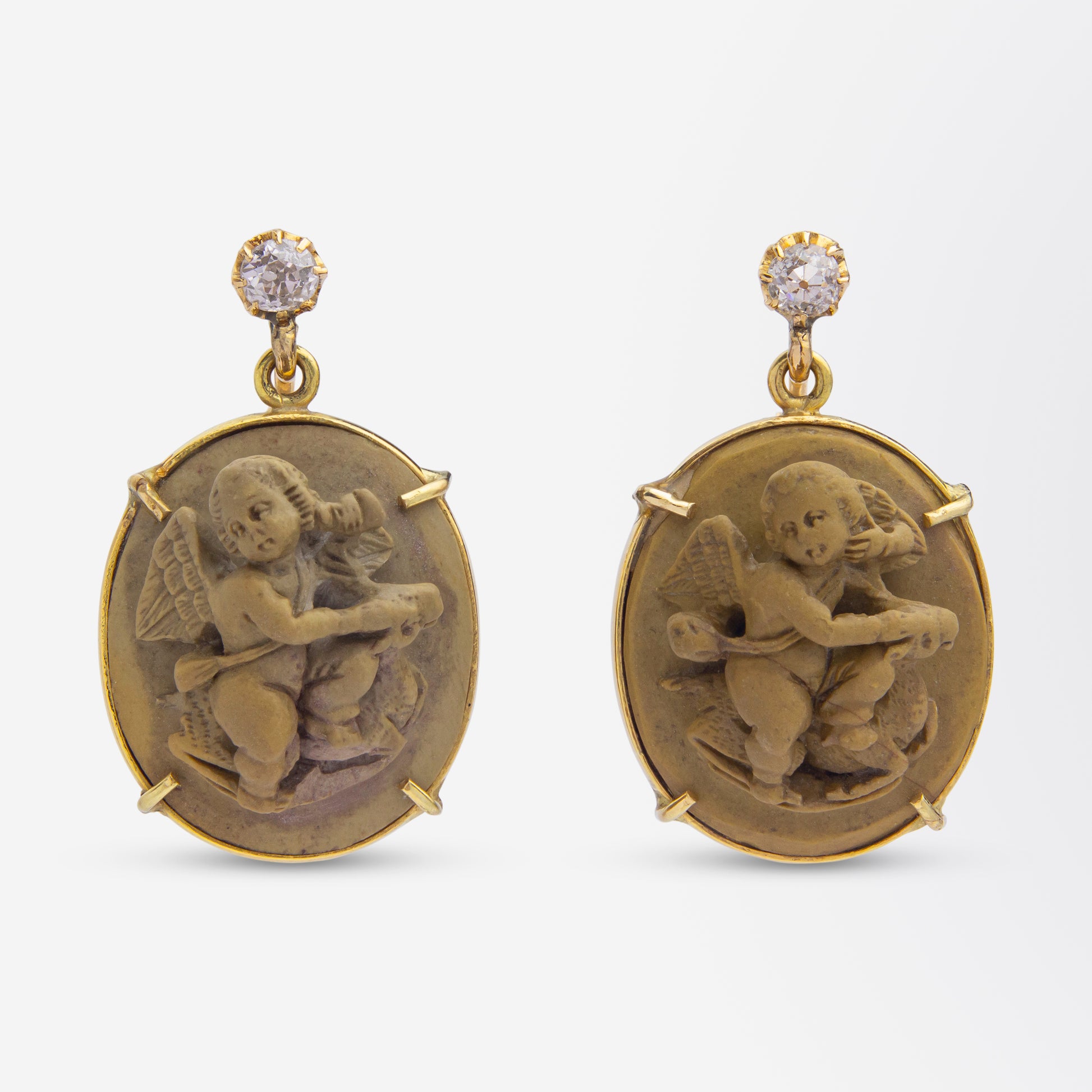 Boucles d'oreilles pendantes en camée de lave sculpté et diamants