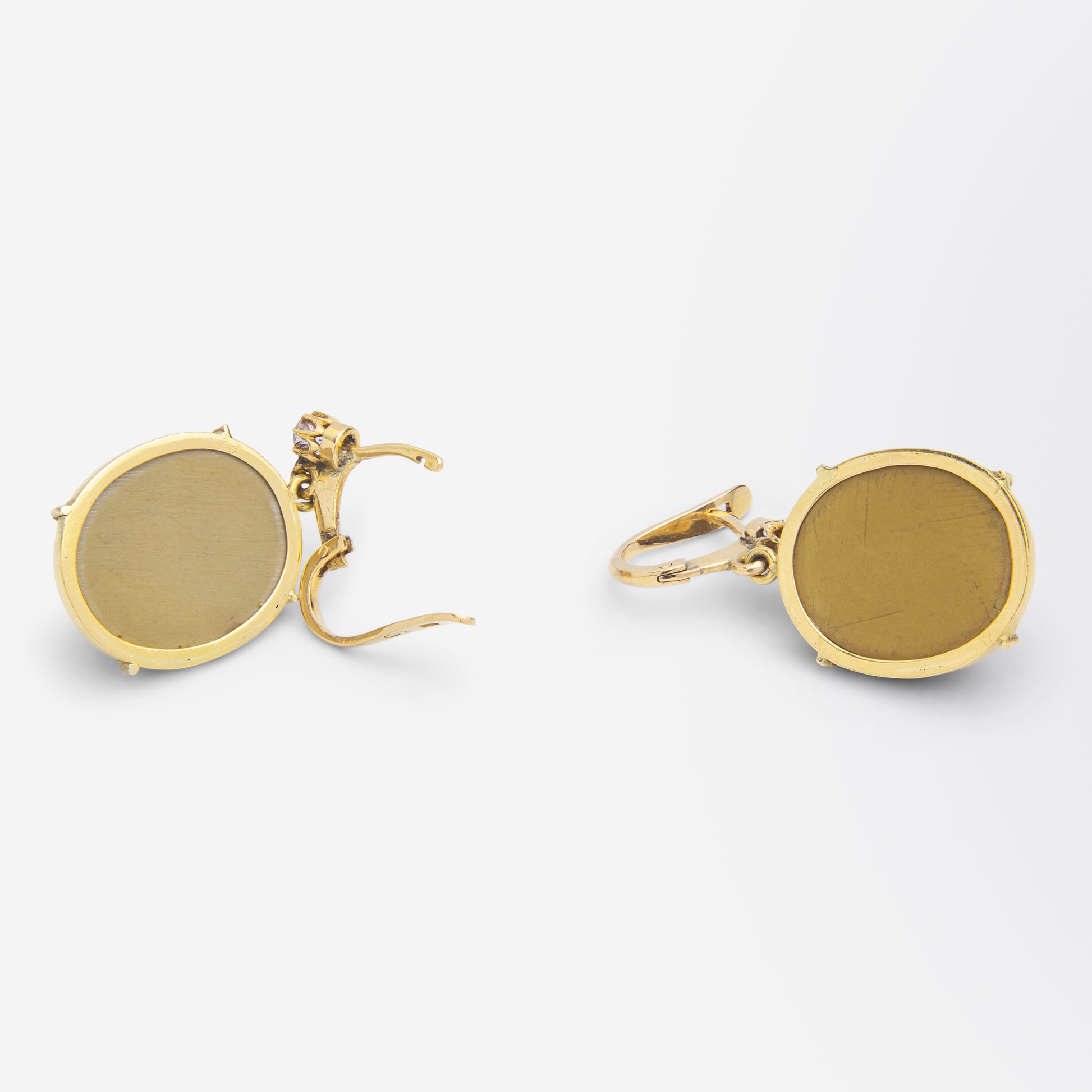 Boucles d'oreilles pendantes en camée de lave sculpté et diamants