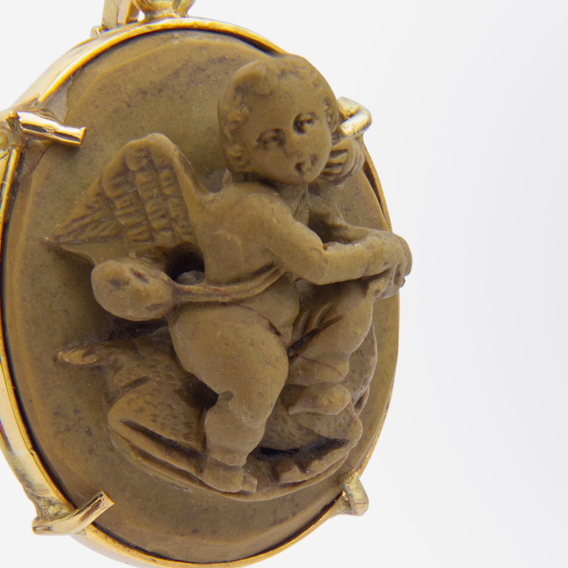 Boucles d'oreilles pendantes en camée de lave sculpté et diamants