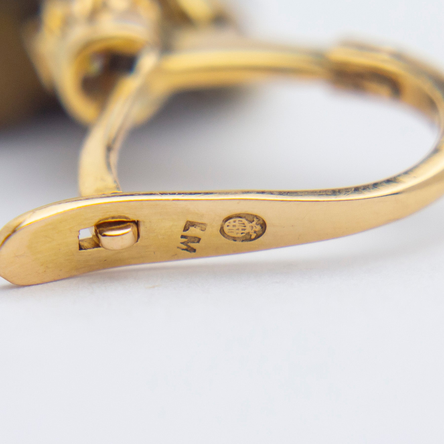 Boucles d'oreilles pendantes en camée de lave sculpté et diamants