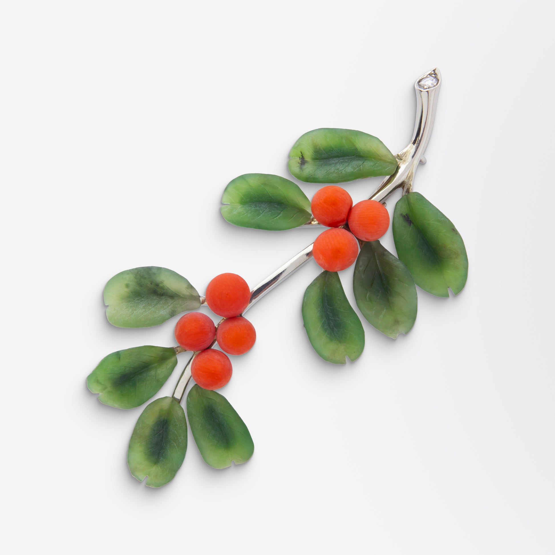 Broche en jade néphrite et corail en forme de gui