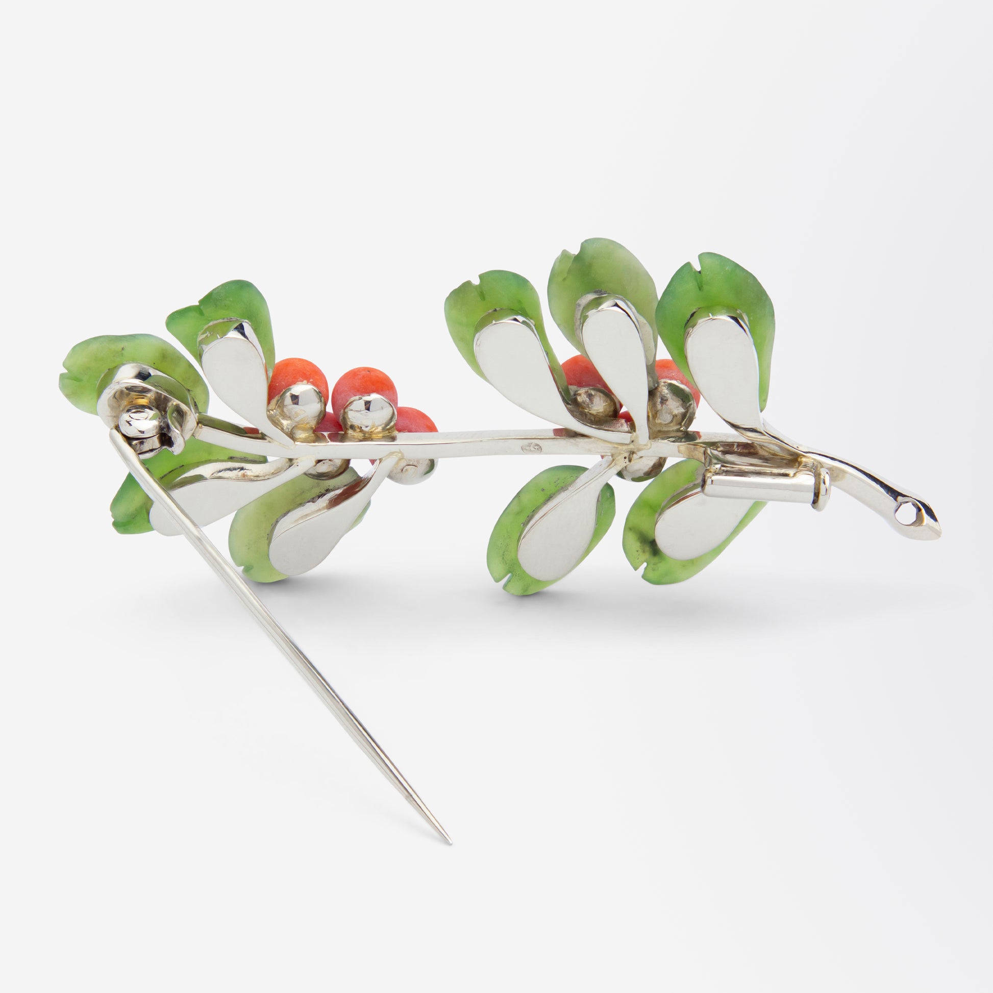 Broche en jade néphrite et corail en forme de gui