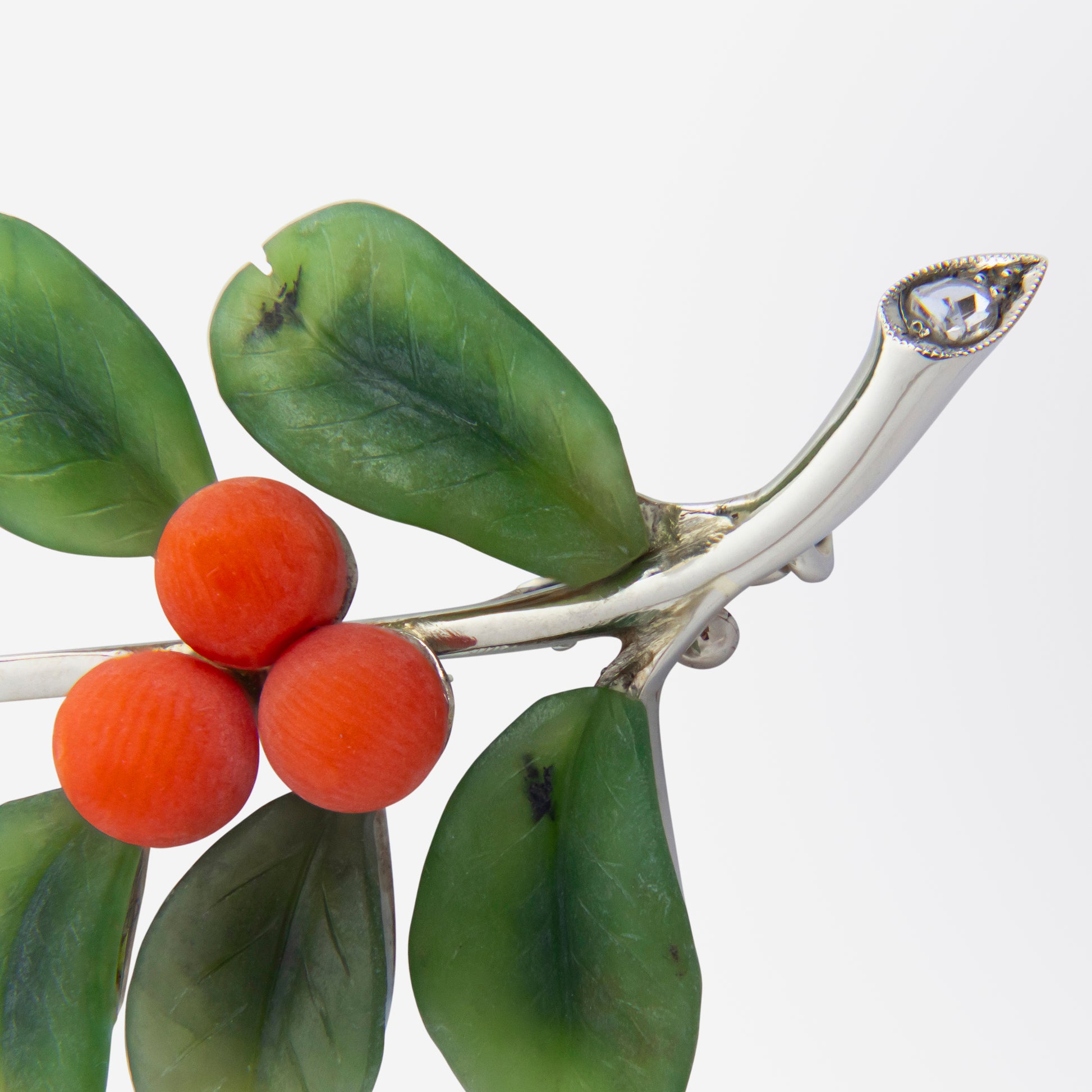 Broche en jade néphrite et corail en forme de gui