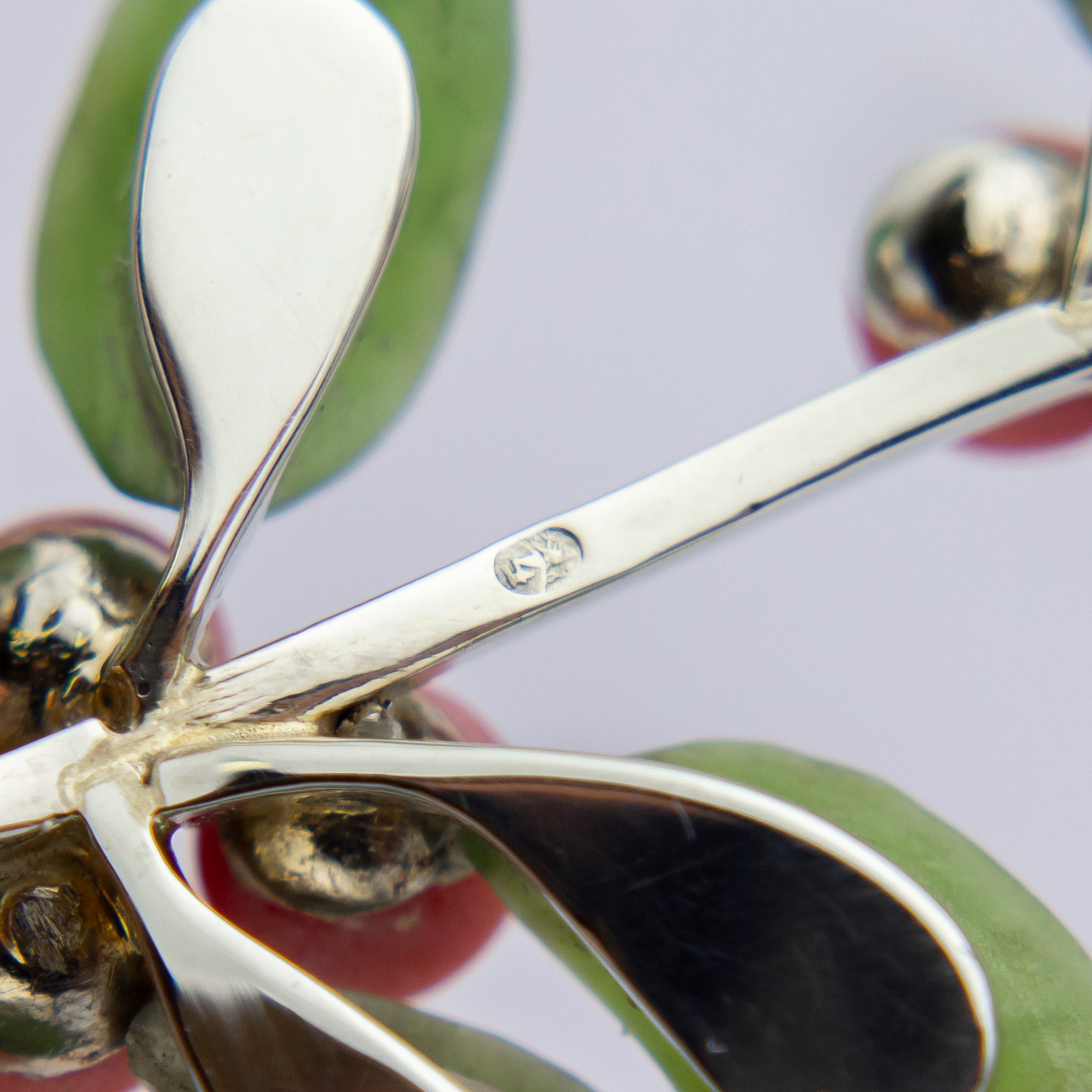 Broche en jade néphrite et corail en forme de gui