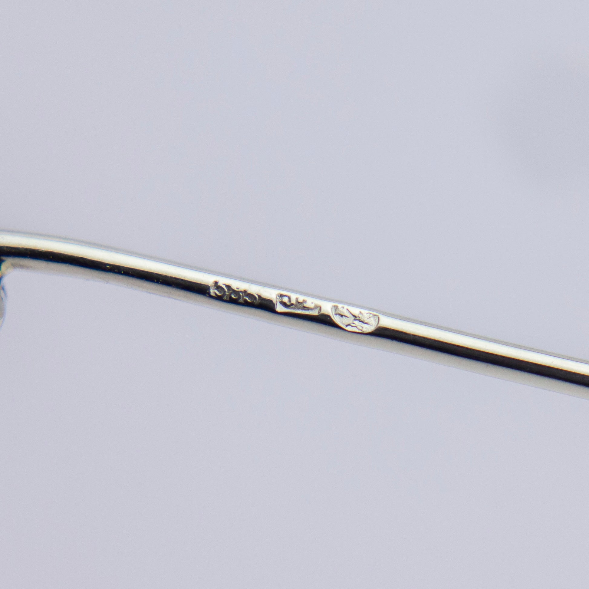 Broche en jade néphrite et corail en forme de gui