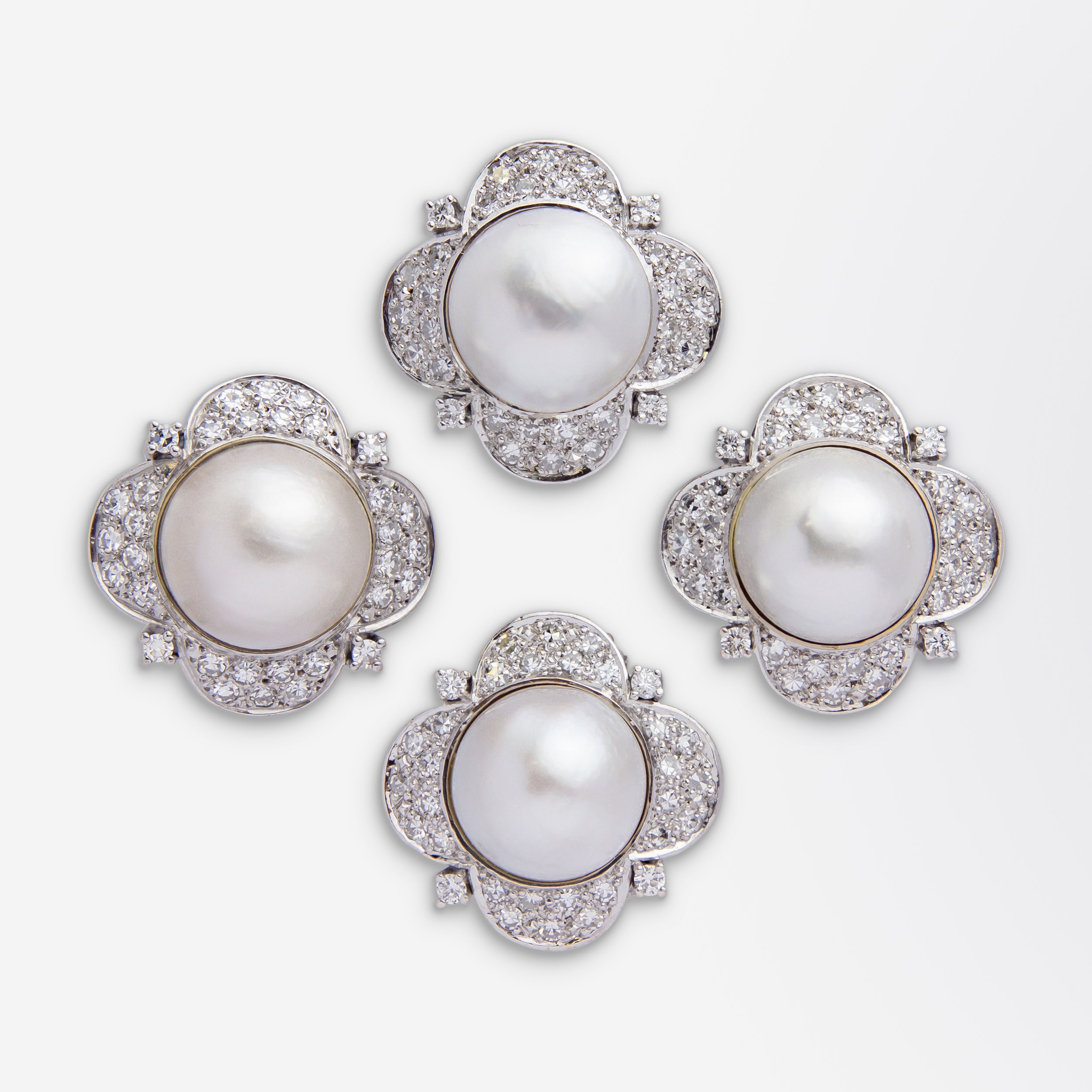 Ensemble de broches Mabe en perles et diamants et or blanc