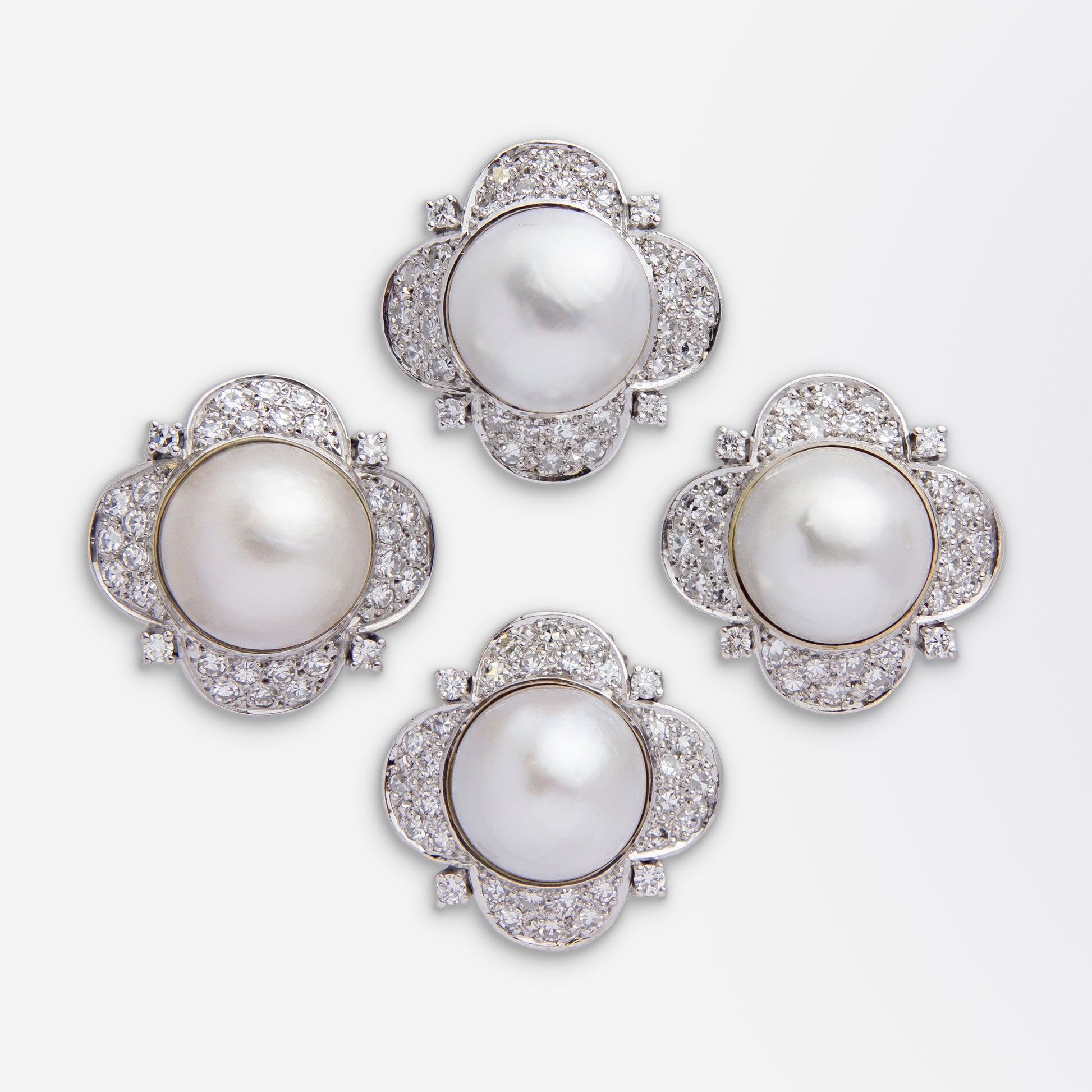 Ensemble de broches Mabe en perles et diamants et or blanc