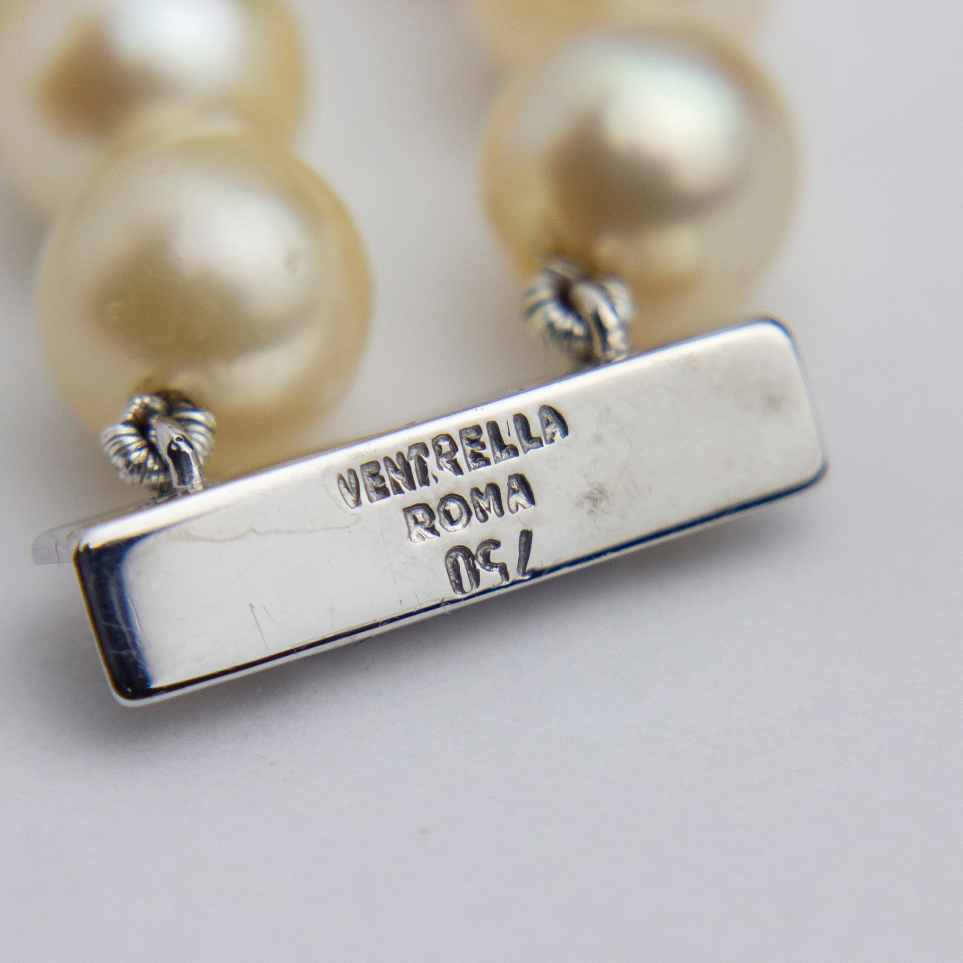 Ventrella de Rome, Collier de perles et de diamants