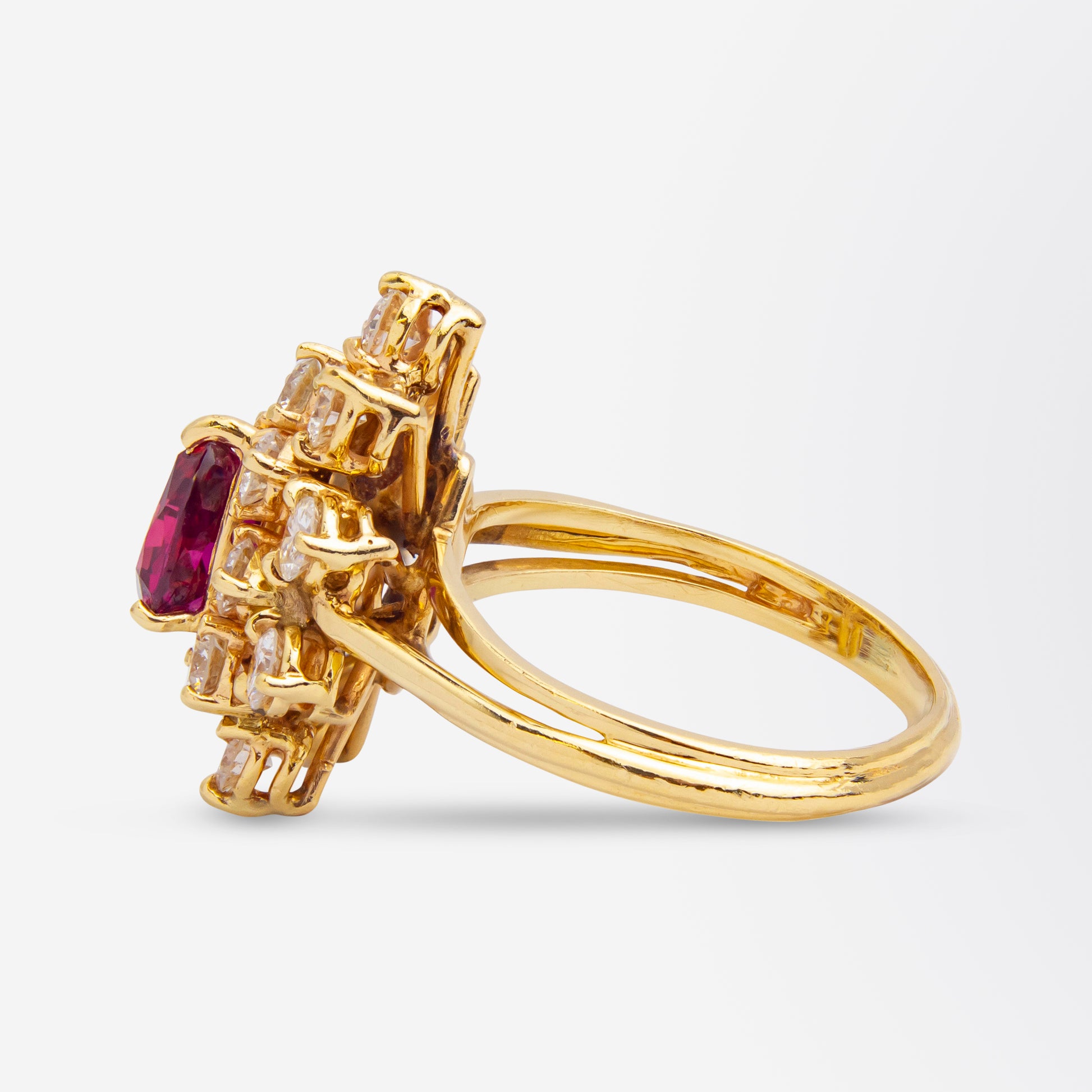 Bague milieu du siècle en rubis et diamants sertis de diamants