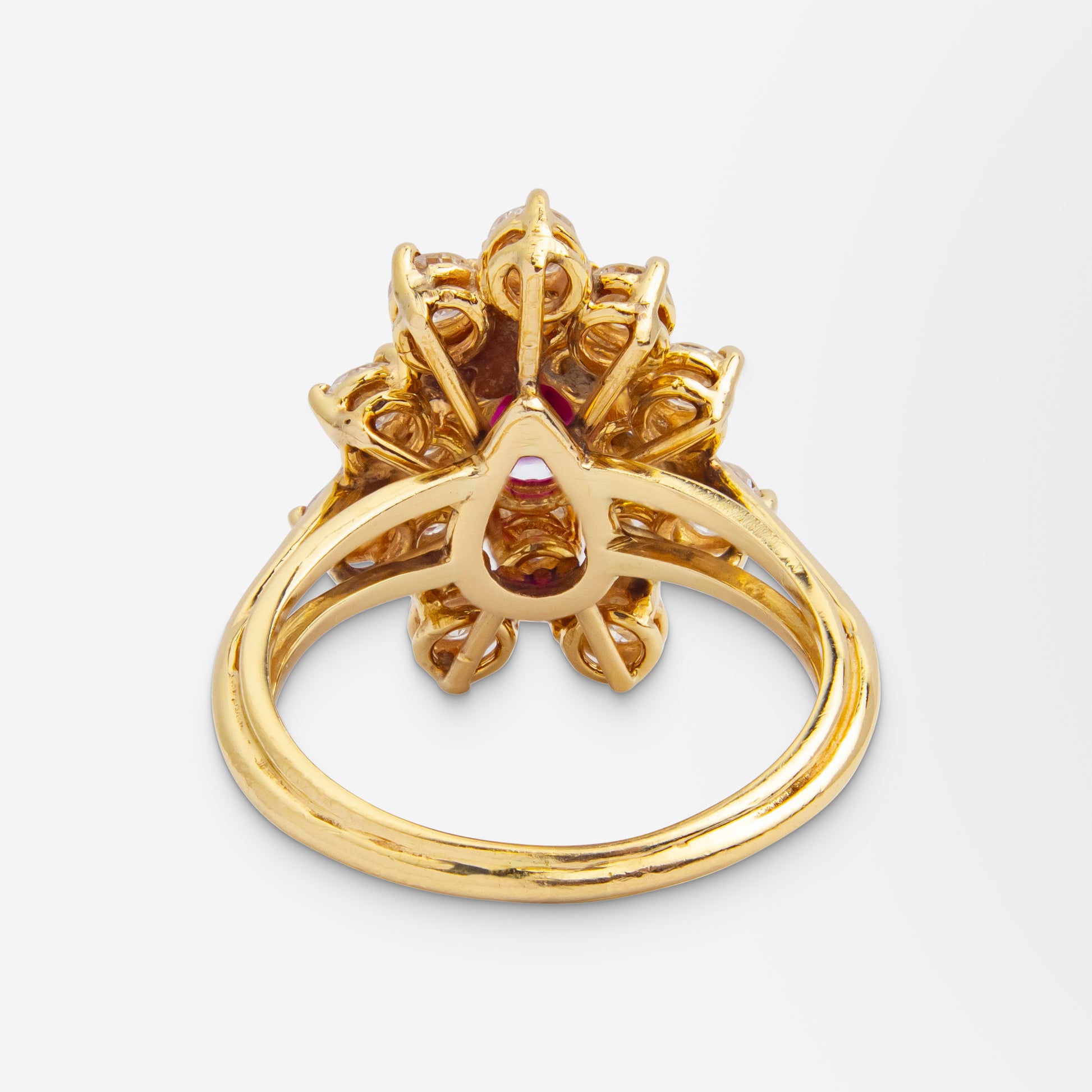 Bague milieu du siècle en rubis et diamants sertis de diamants