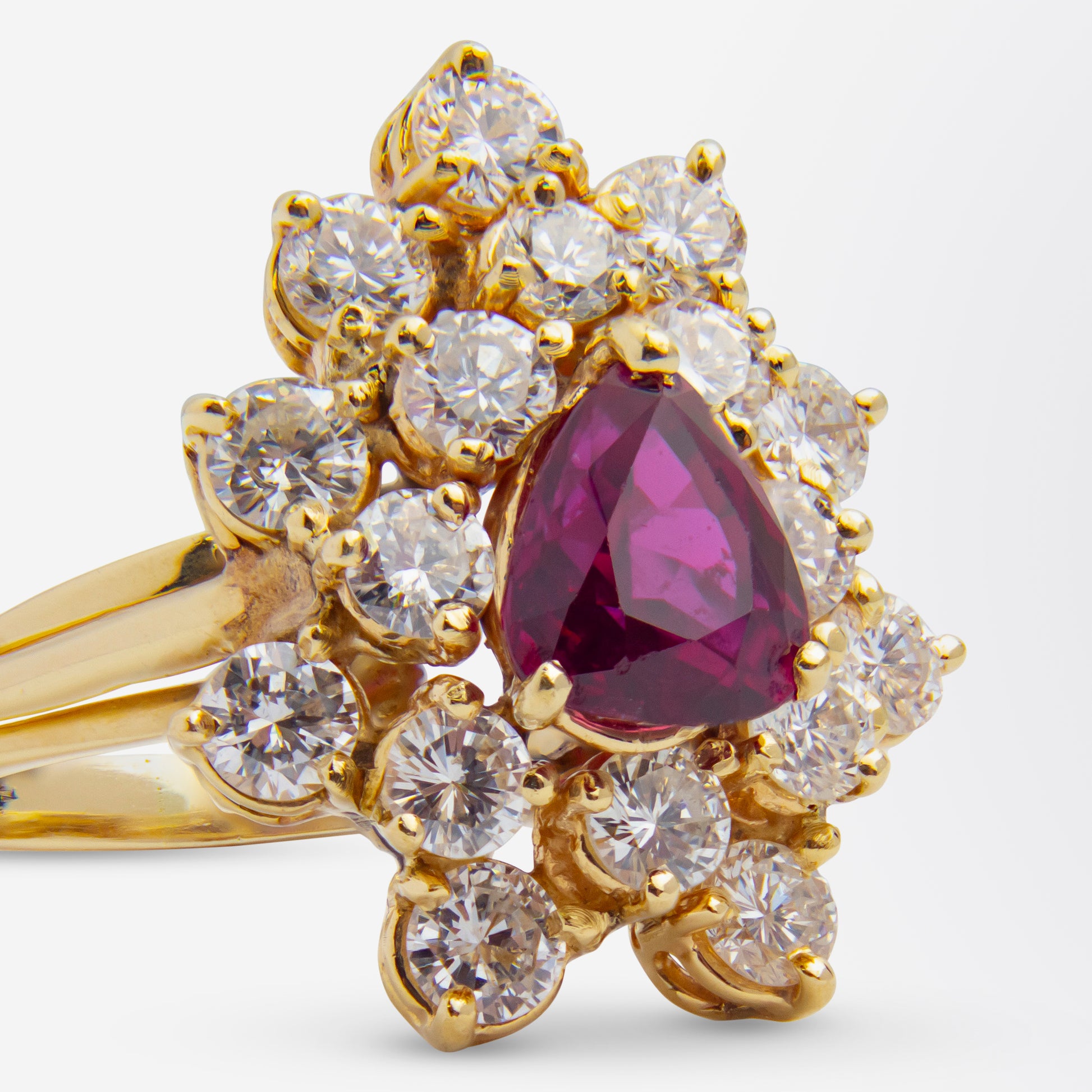 Bague milieu du siècle en rubis et diamants sertis de diamants