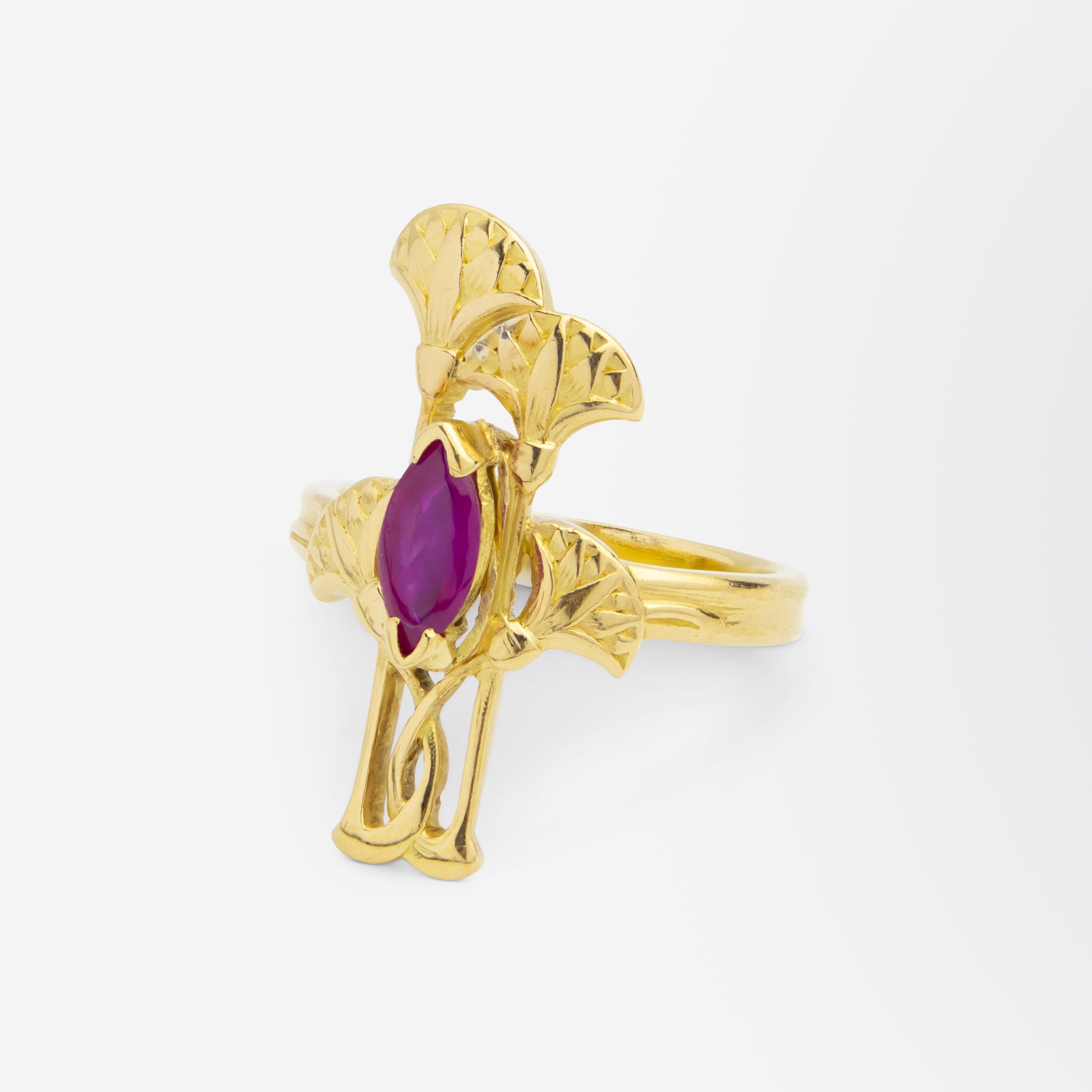 Bague « Papyrus » Art Nouveau en or jaune 18 carats et rubis, signée Victor Gereard