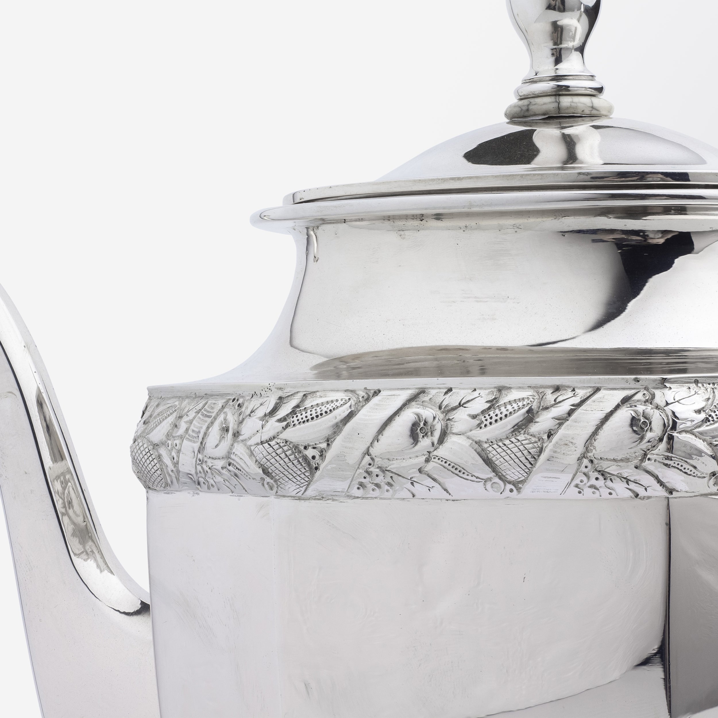 Théière tchécoslovaque en argent 800/1000, à corps octogonal et à motif végétal.