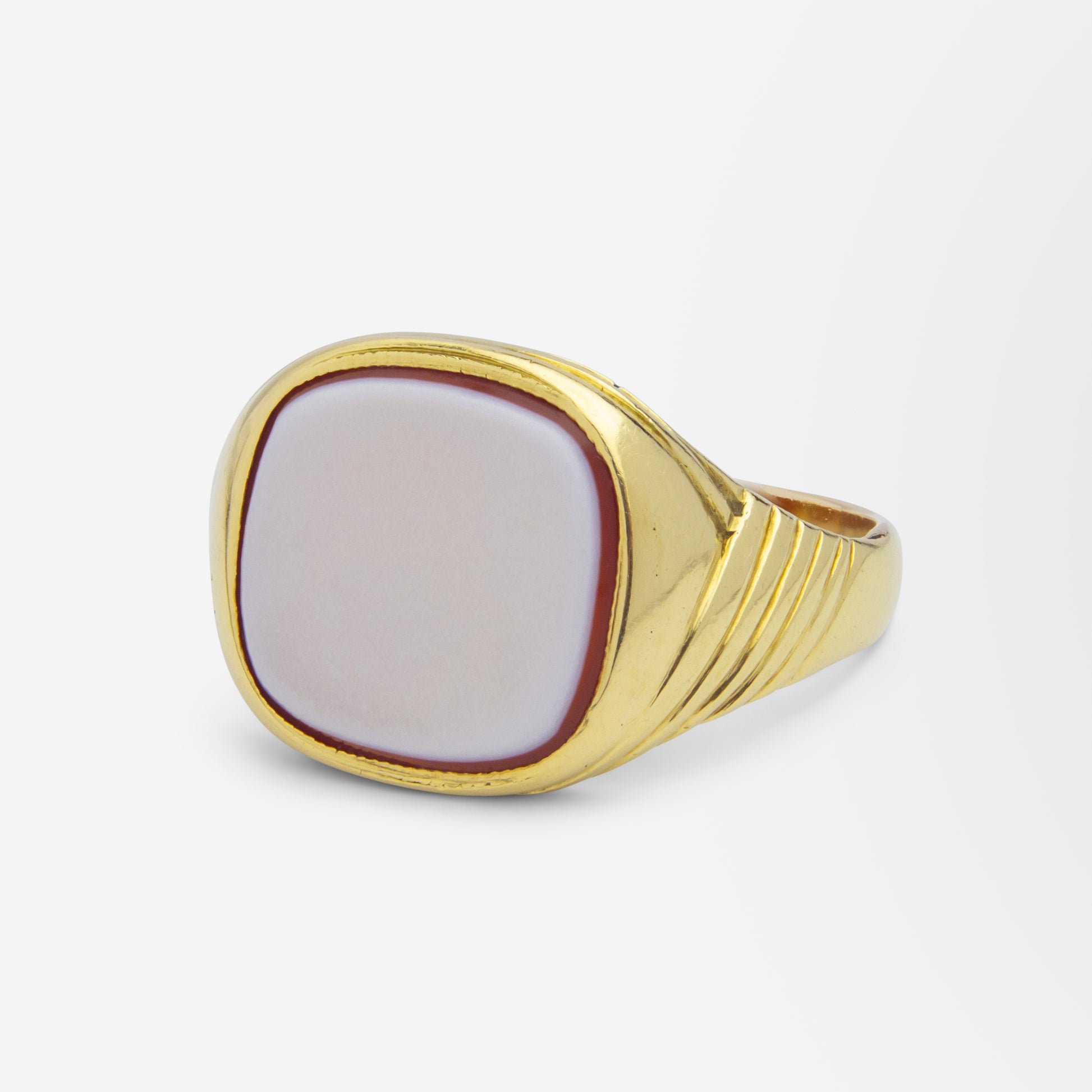 Bague chevalière en agate rubanée sertie d'or