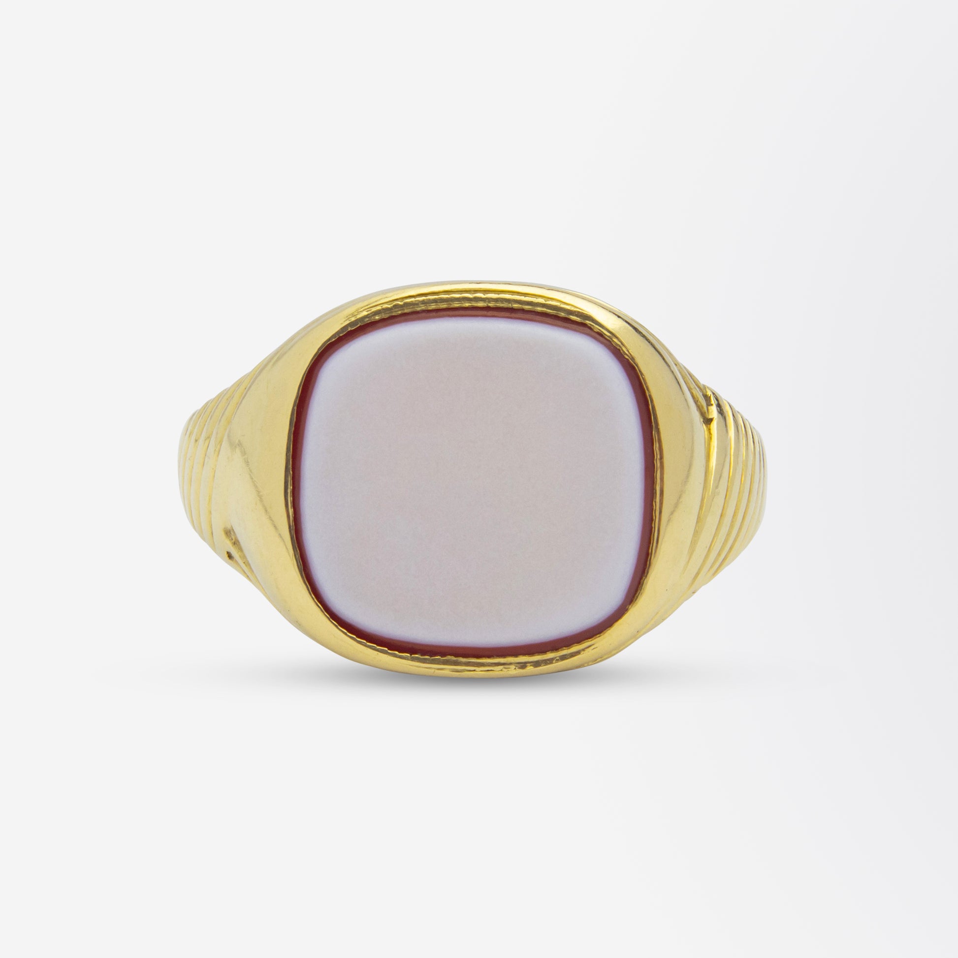 Bague chevalière en agate rubanée sertie d'or