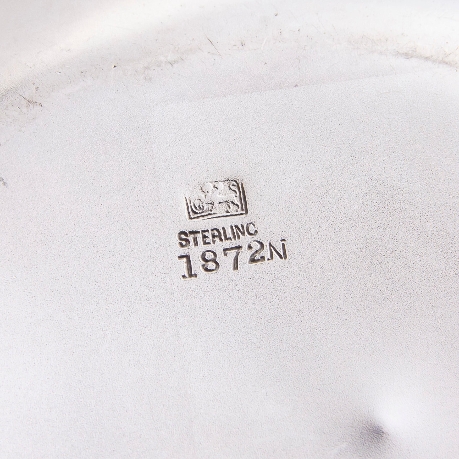 Bol en argent massif de style esthétique, orné d'un motif de coquillage, fabriqué par Whiting Manufacturing Company.