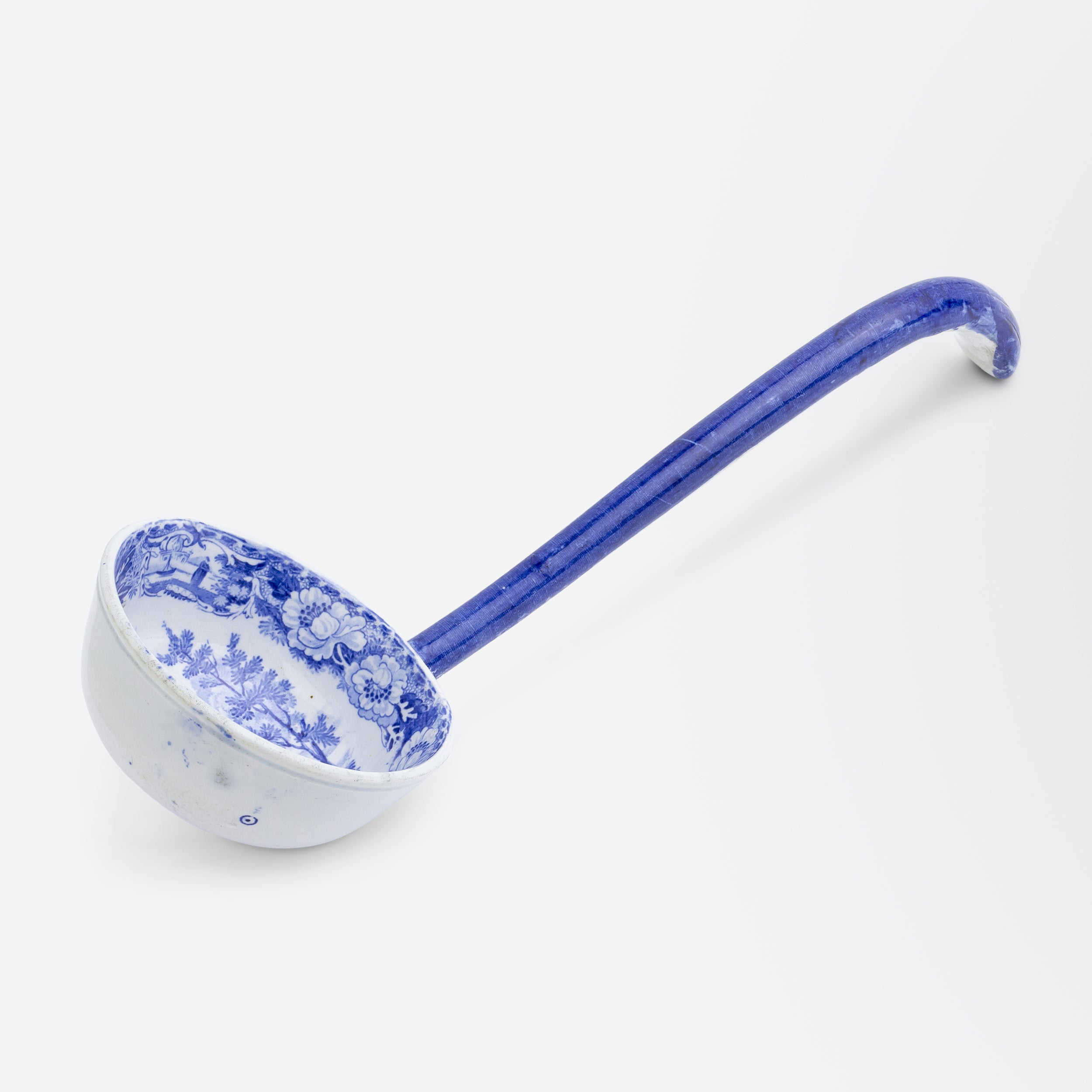 Louche à décalcomanies bleues et blanches de l'époque de la Régence représentant l'« ancien tombeau de Boglipore ».