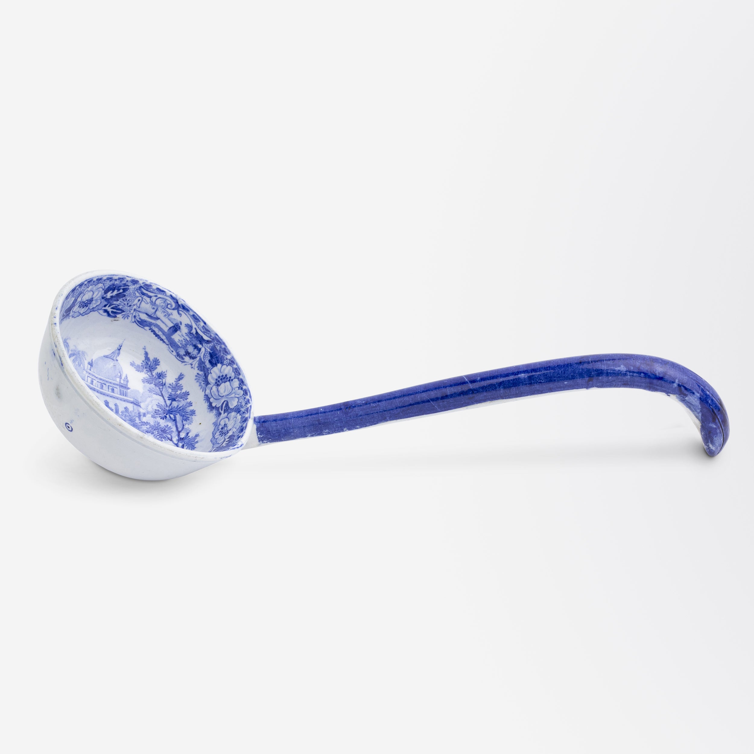 Louche à décalcomanies bleues et blanches de l'époque de la Régence représentant l'« ancien tombeau de Boglipore ».