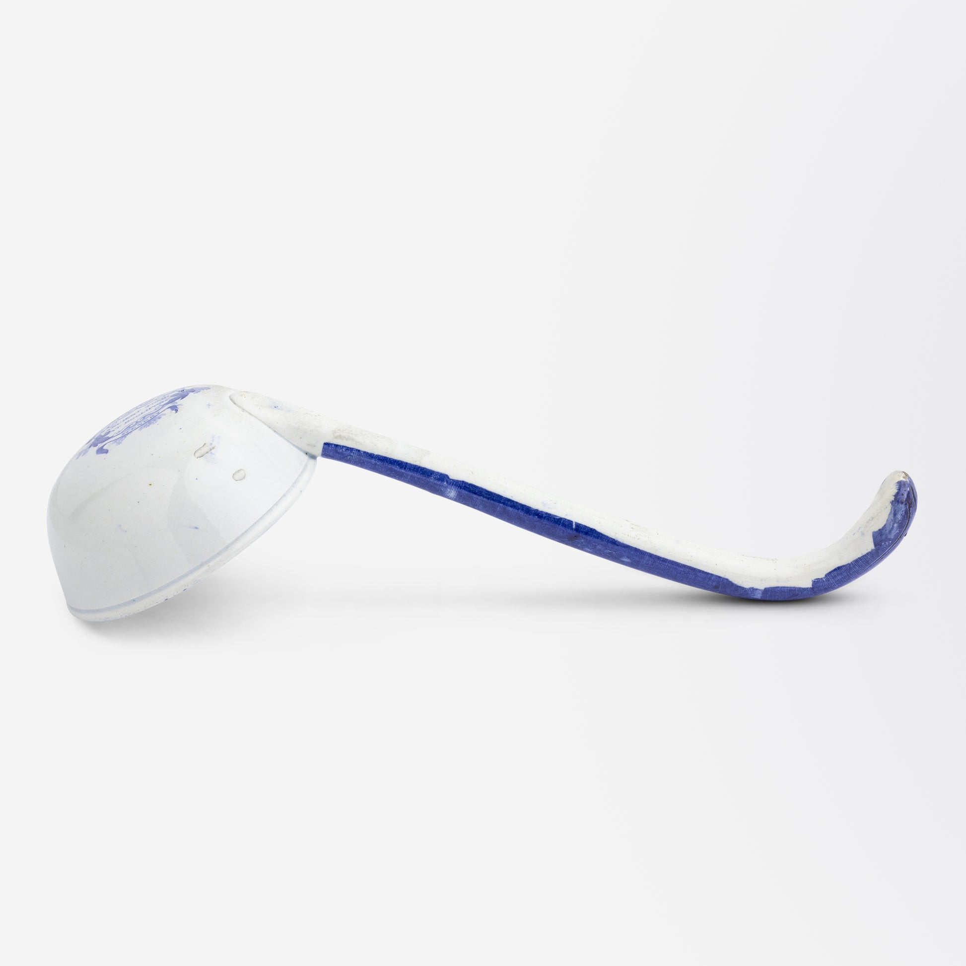 Louche à décalcomanies bleues et blanches de l'époque de la Régence représentant l'« ancien tombeau de Boglipore ».