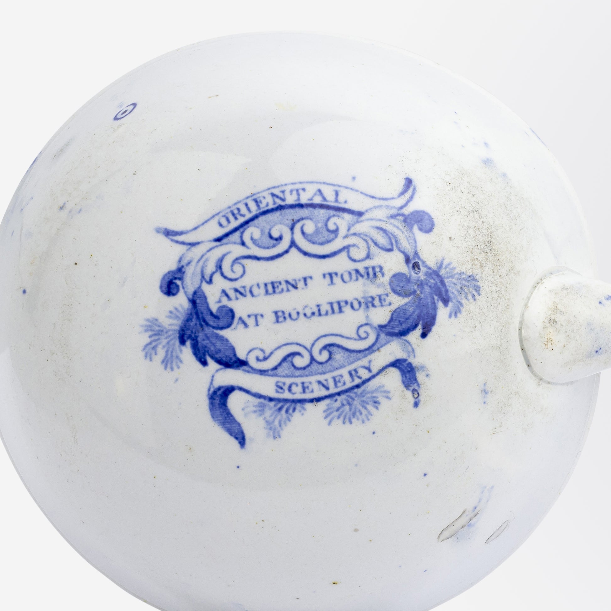 Louche à décalcomanies bleues et blanches de l'époque de la Régence représentant l'« ancien tombeau de Boglipore ».