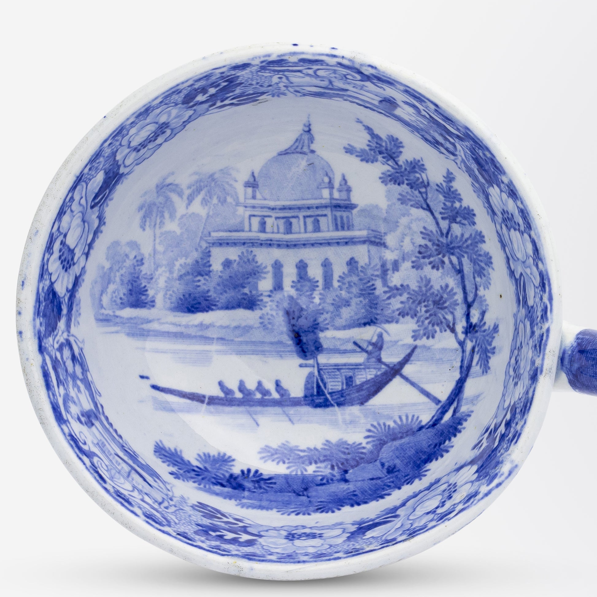 Louche à décalcomanies bleues et blanches de l'époque de la Régence représentant l'« ancien tombeau de Boglipore ».