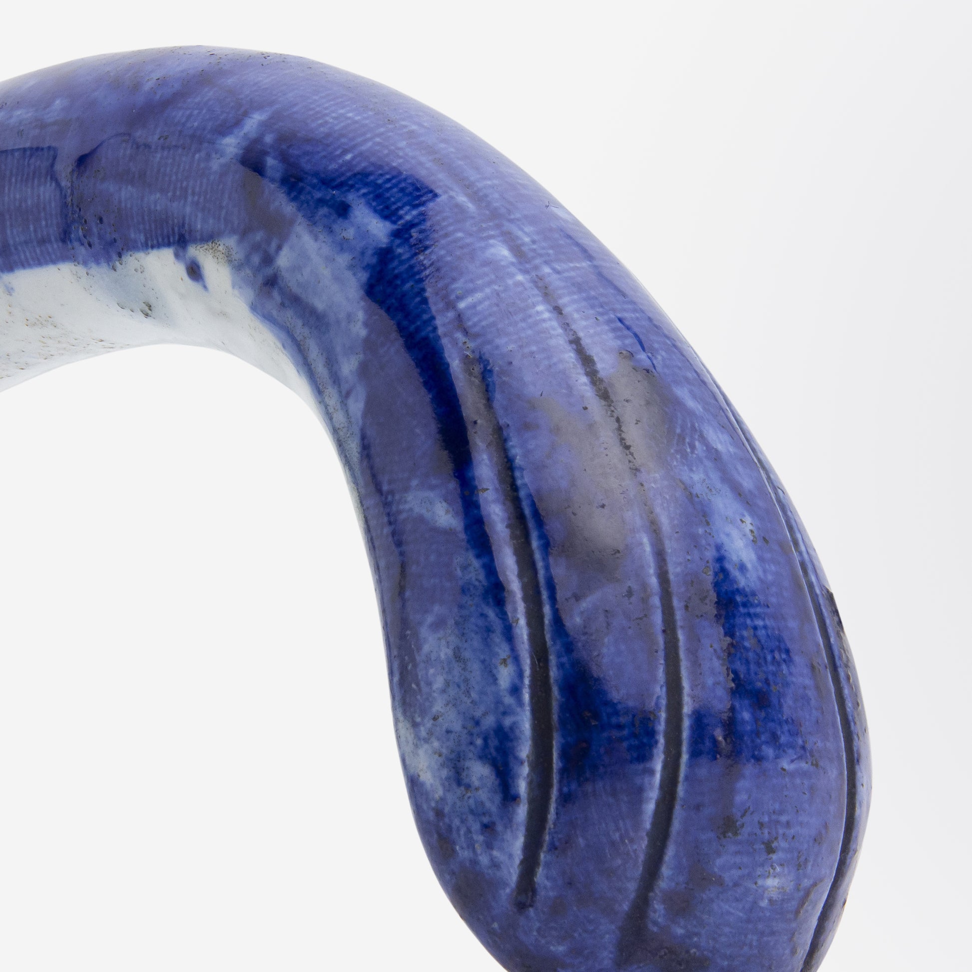 Louche à décalcomanies bleues et blanches de l'époque de la Régence représentant l'« ancien tombeau de Boglipore ».