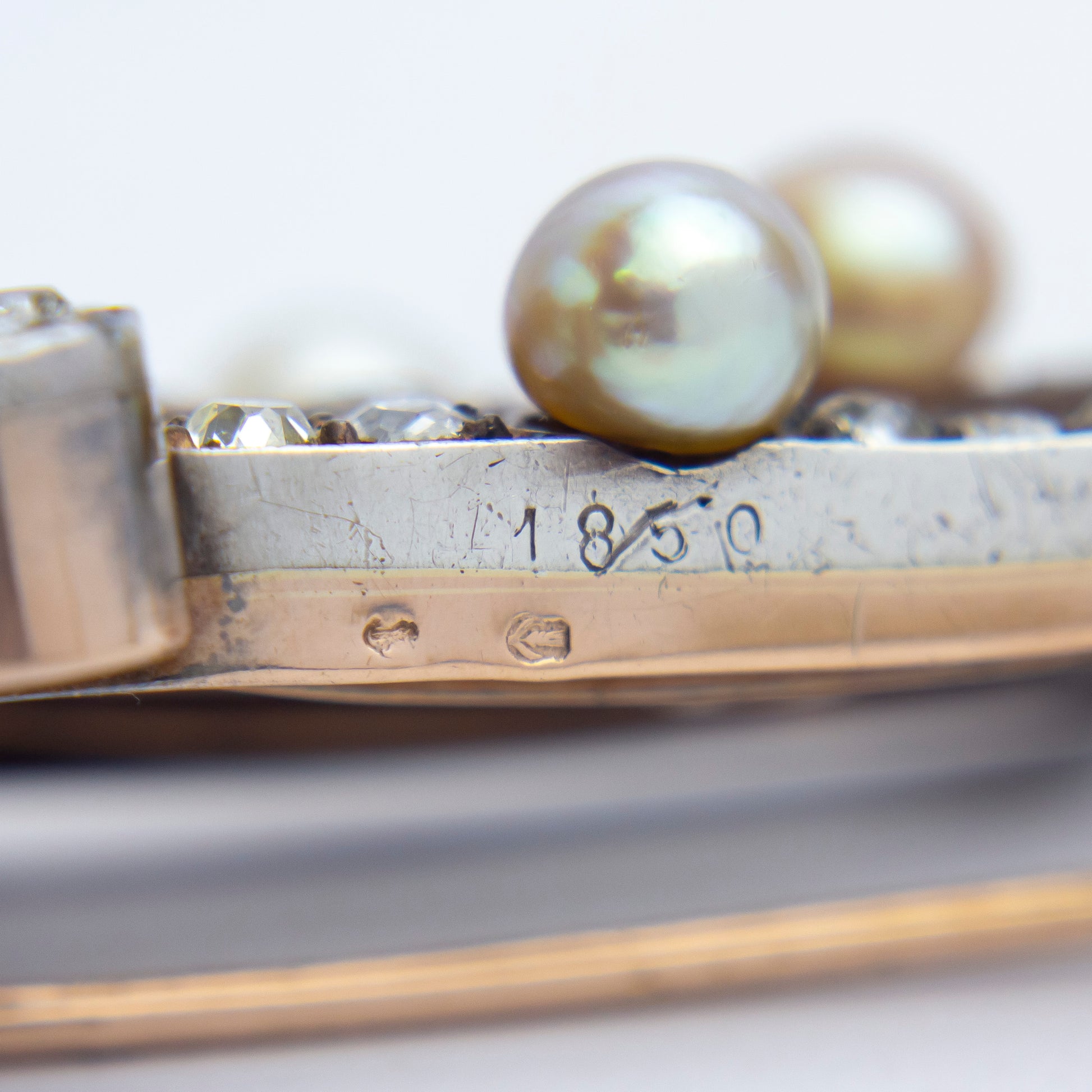 Broche trident antique en perle, diamant et saphir